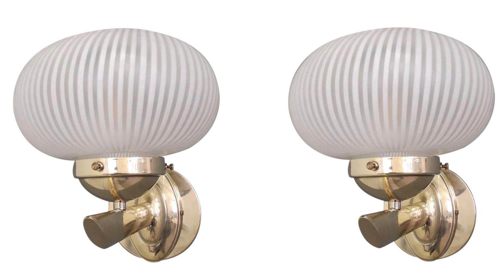 italien Set of Ten White Ribbed Bowl Murano Sconces by Barovier&Toso. Italie, années 1950 en vente