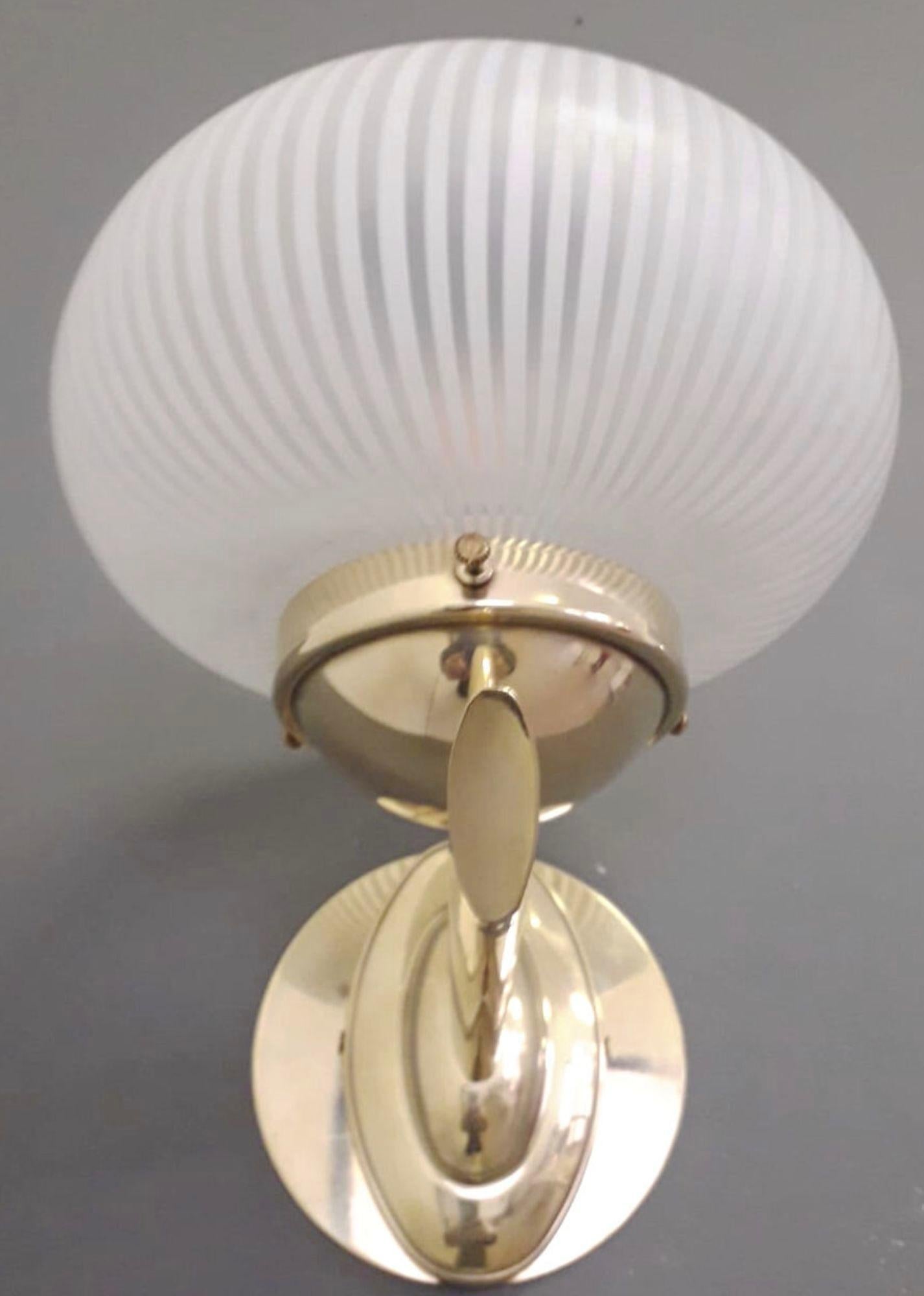 Milieu du XXe siècle Set of Ten White Ribbed Bowl Murano Sconces by Barovier&Toso. Italie, années 1950 en vente