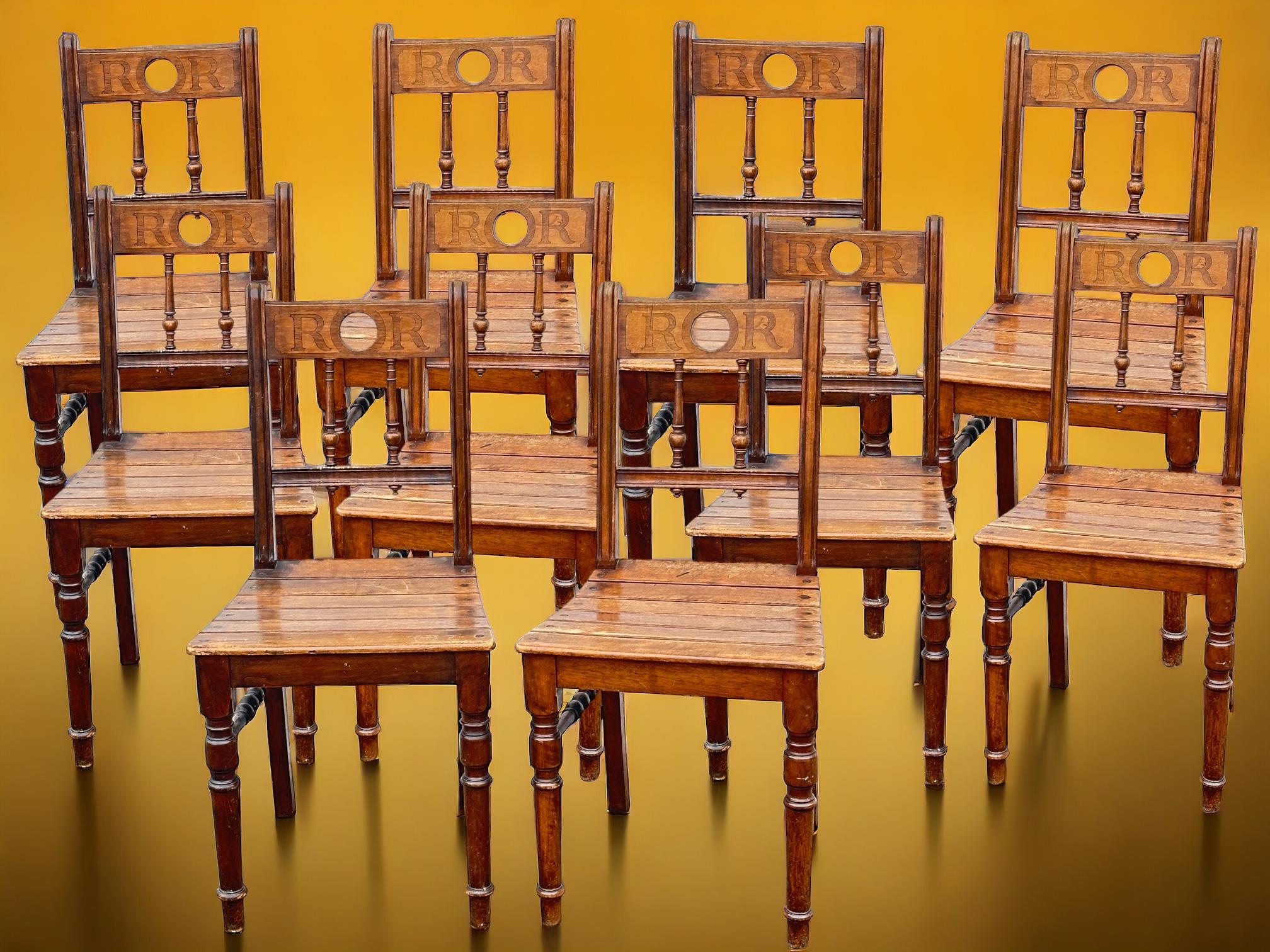 Un ensemble composé de 10 chaises provenant du château Ratibor dans la ville de Roth, en Bavière. Ces chaises ont été utilisées dans la salle à manger du château et dans d'autres pièces pendant de nombreuses années. Achetées lors d'une vente de
