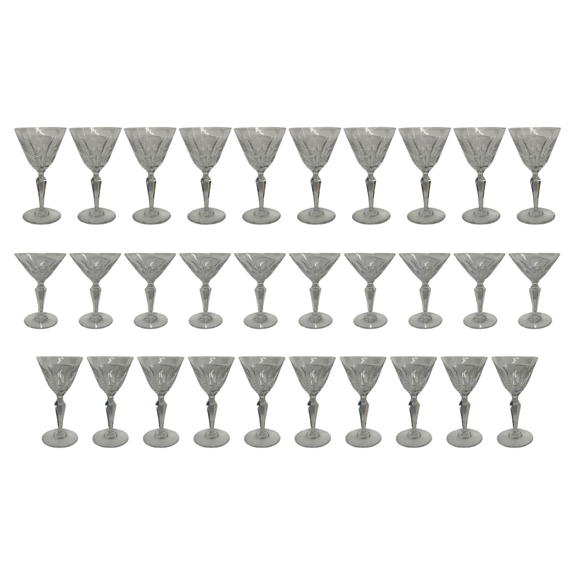 Juego de treinta copas Austerlitz estampadas de Baccarat. Tres tamaños. Siglo XX. Francia.