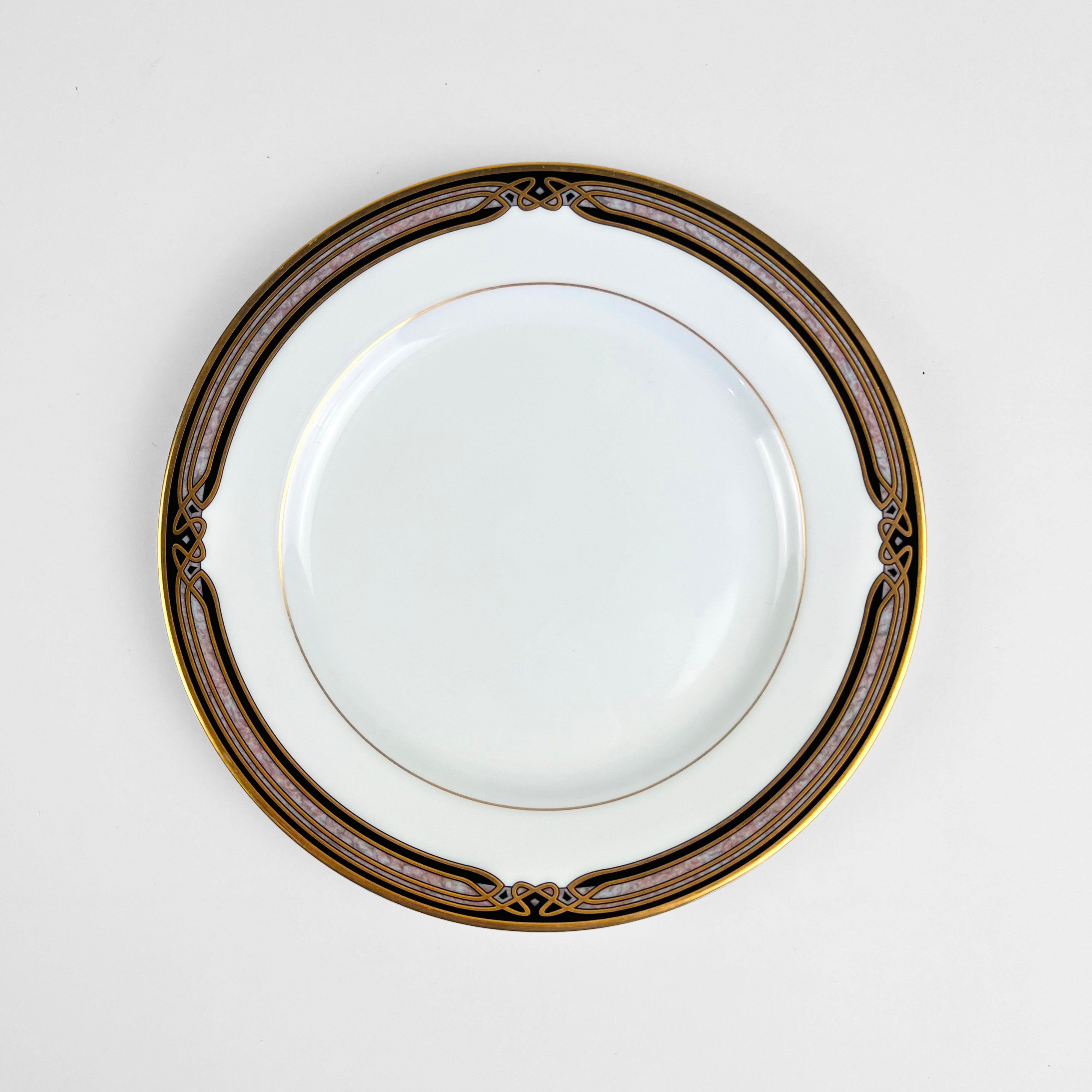 Set of thirty six porcelain dinner plates in three sizes.
Made by Wedgwood in Japan, in 1990s.

DIMENSIONS:
LARGE PLATE
Diam: 11