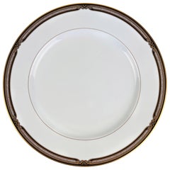Ensemble de trente-six assiettes en trois tailles. Fabriqué par Wedgwood au Japon.