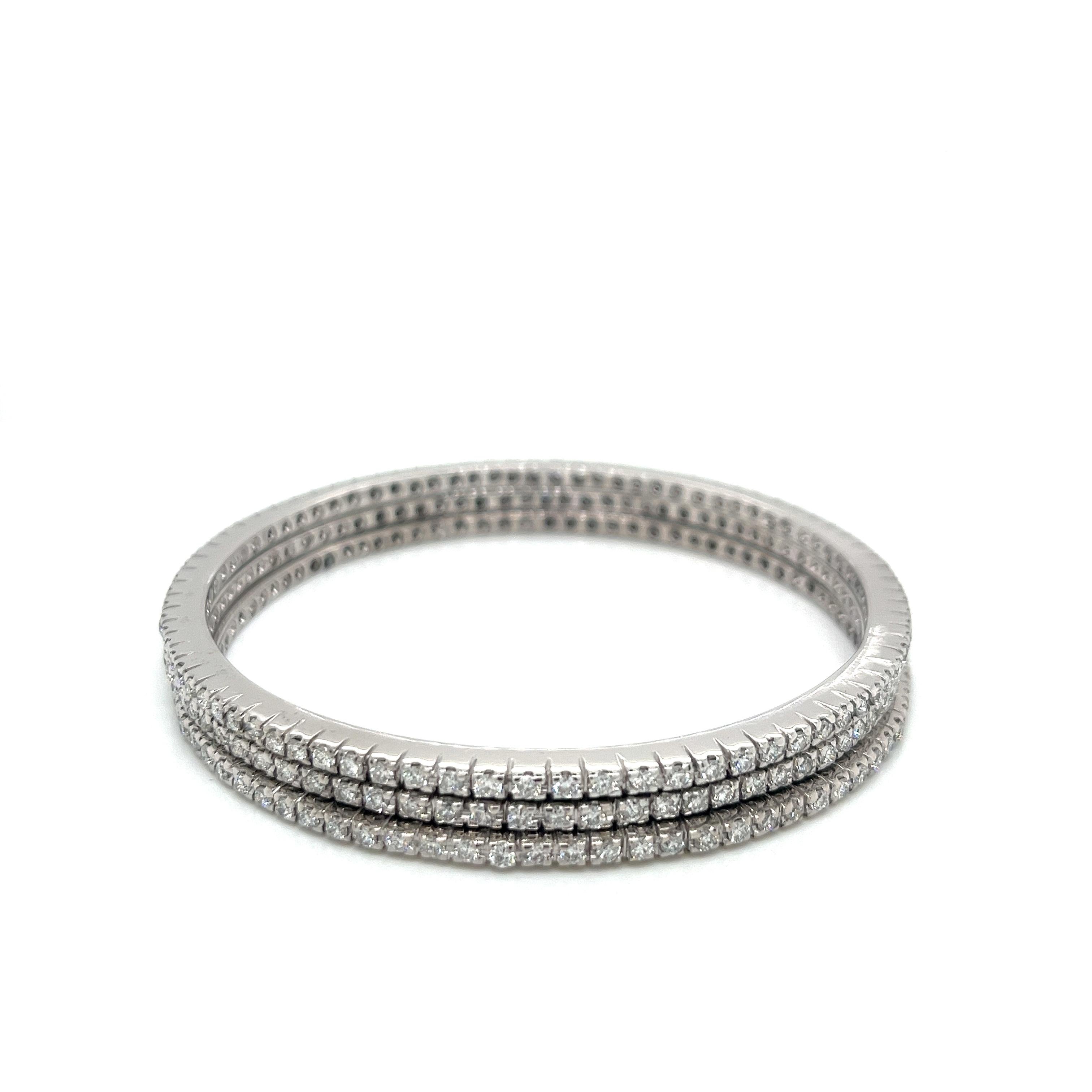 Round Cut Set of Three 18kw Diamond Stacking Bangles For Sale