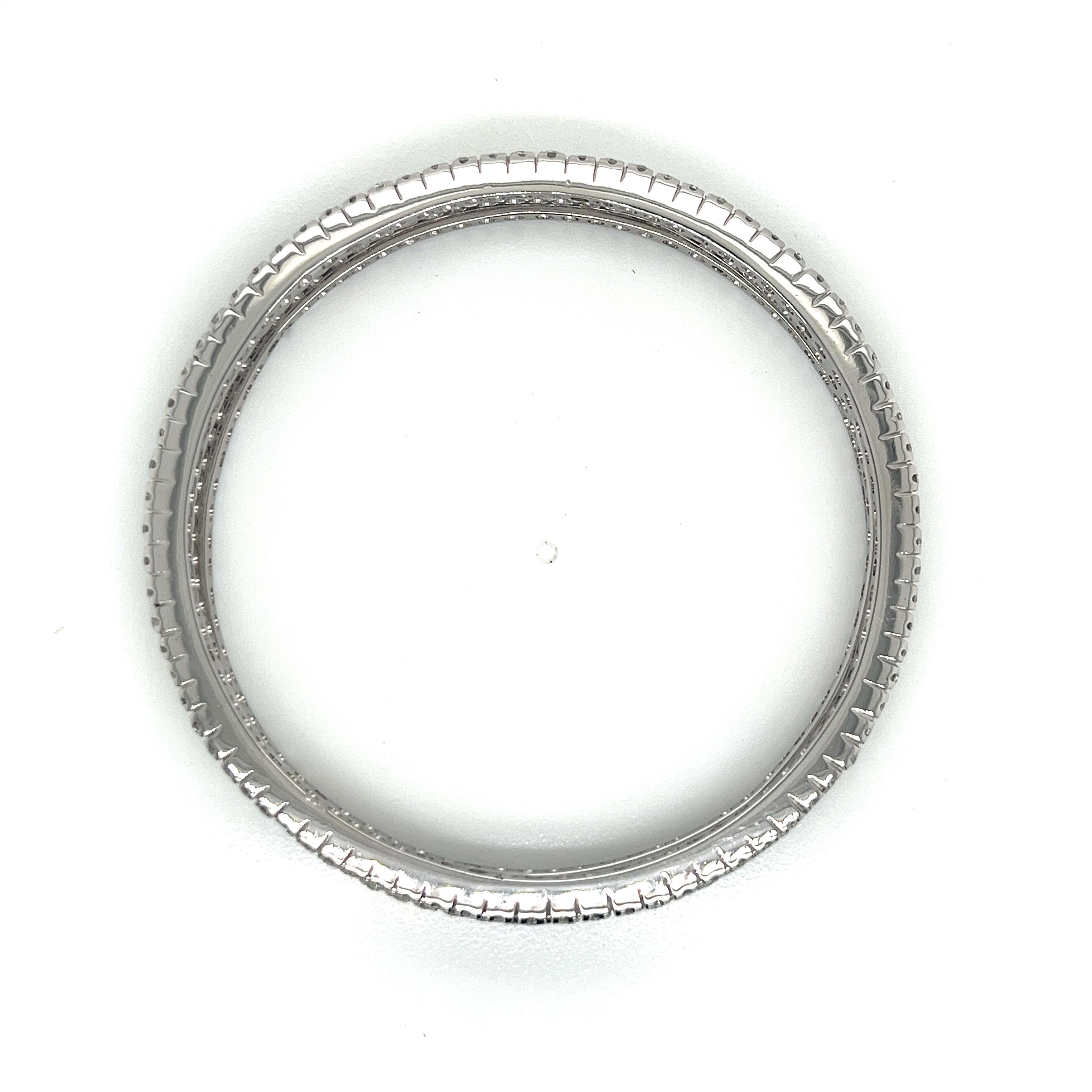 Set of Three 18kw Diamond Stacking Bangles In Excellent Condition For Sale In Boston, MA