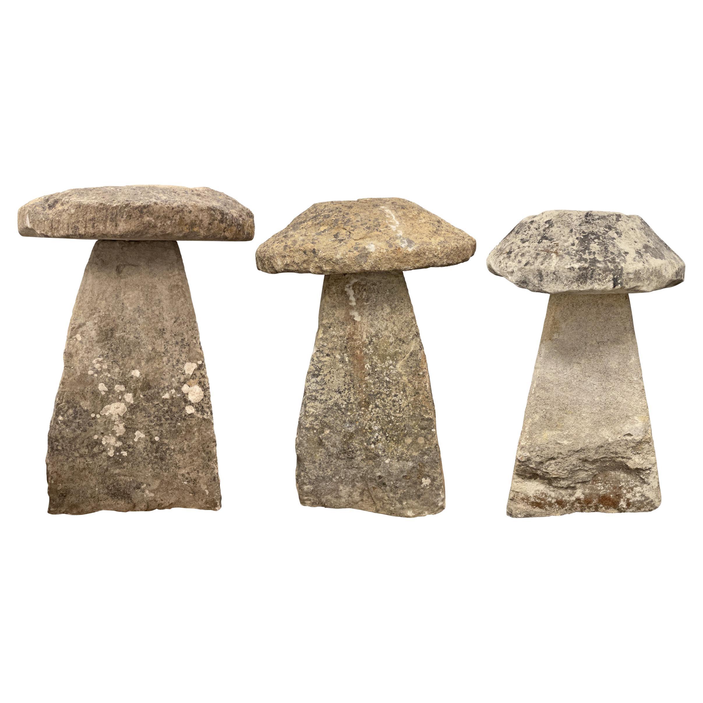 Set von drei englischen Staddle-Steinsteinen aus dem 18. Jahrhundert