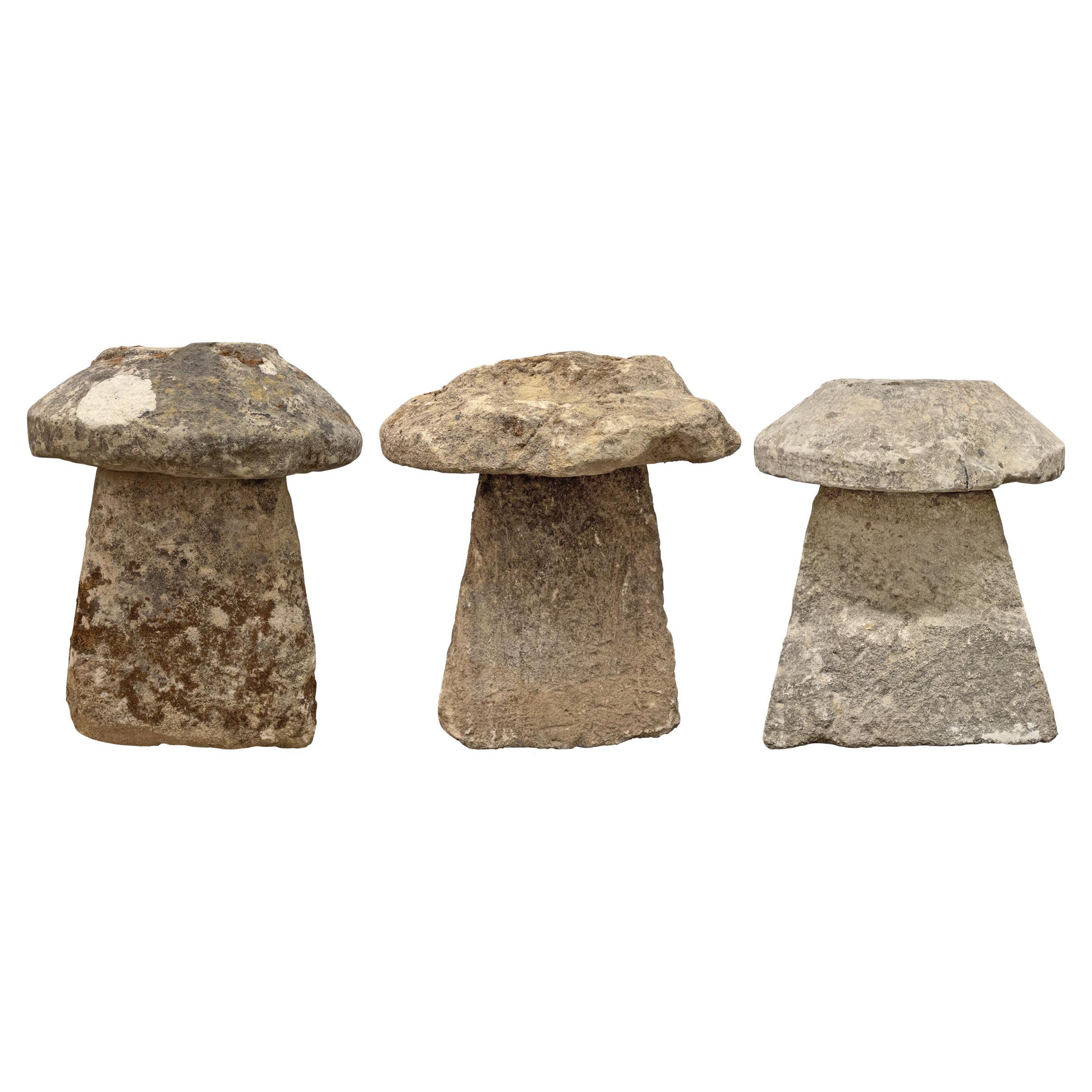 Set von drei englischen Staddle-Steinsteinen aus dem 18. Jahrhundert