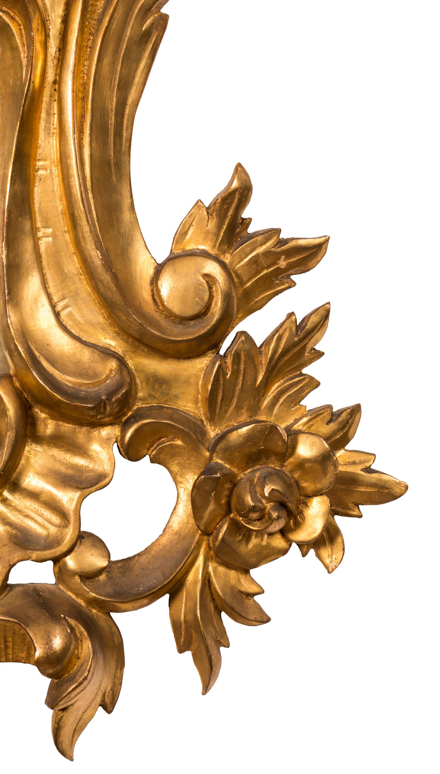 Ensemble de trois miroirs rococo français en bois doré sculpté du 18ème siècle en vente 4