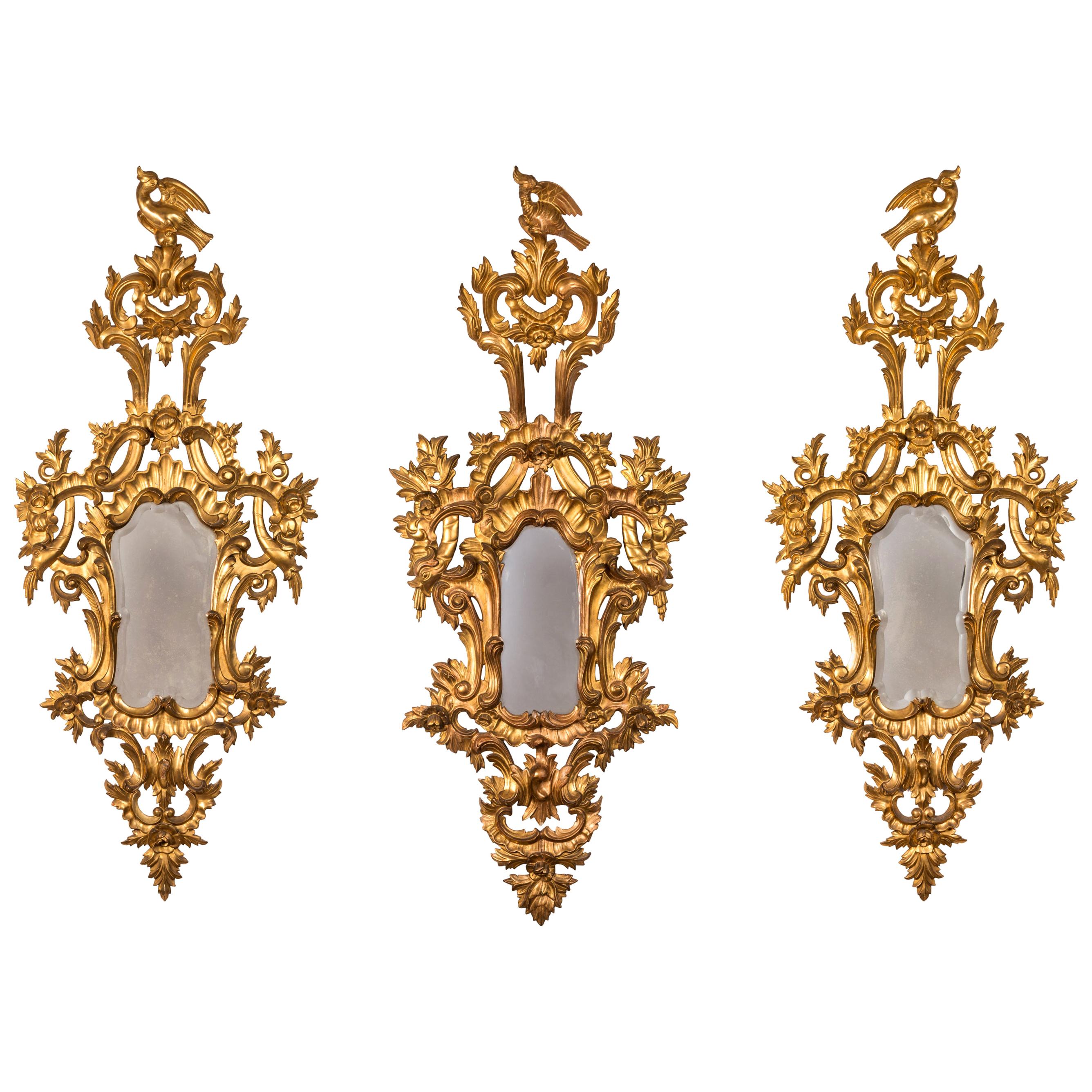 Ensemble de trois miroirs rococo français en bois doré sculpté du 18ème siècle en vente