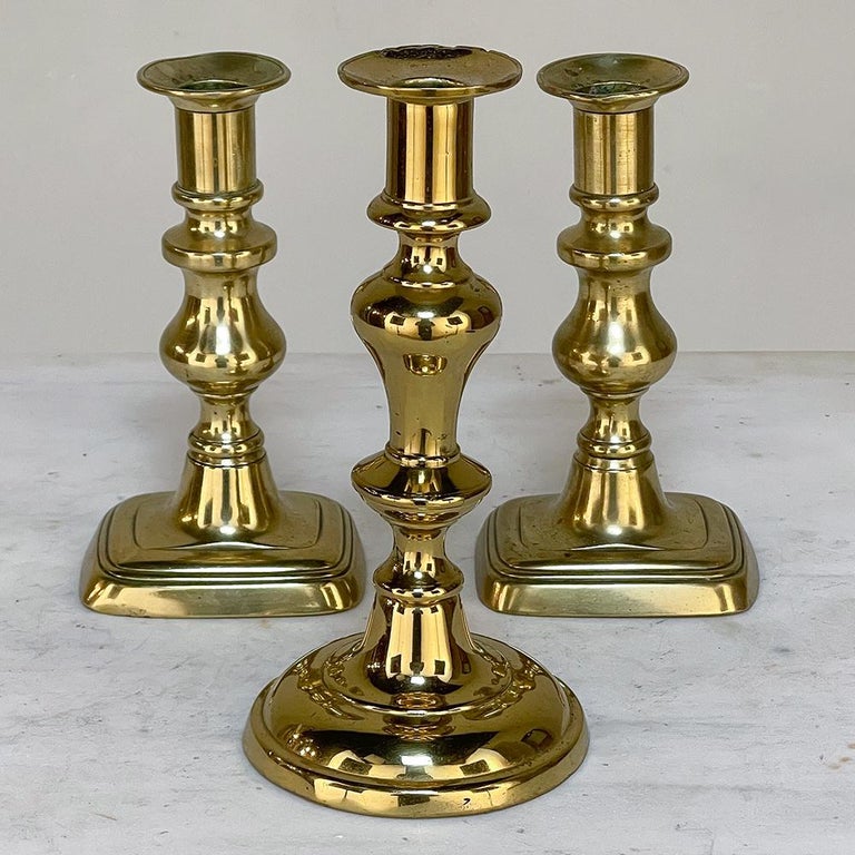 Set von drei handgefertigten Messing-Kerzenständern aus dem 18. Jahrhundert im Angebot bei 1stDibs Deutschland
