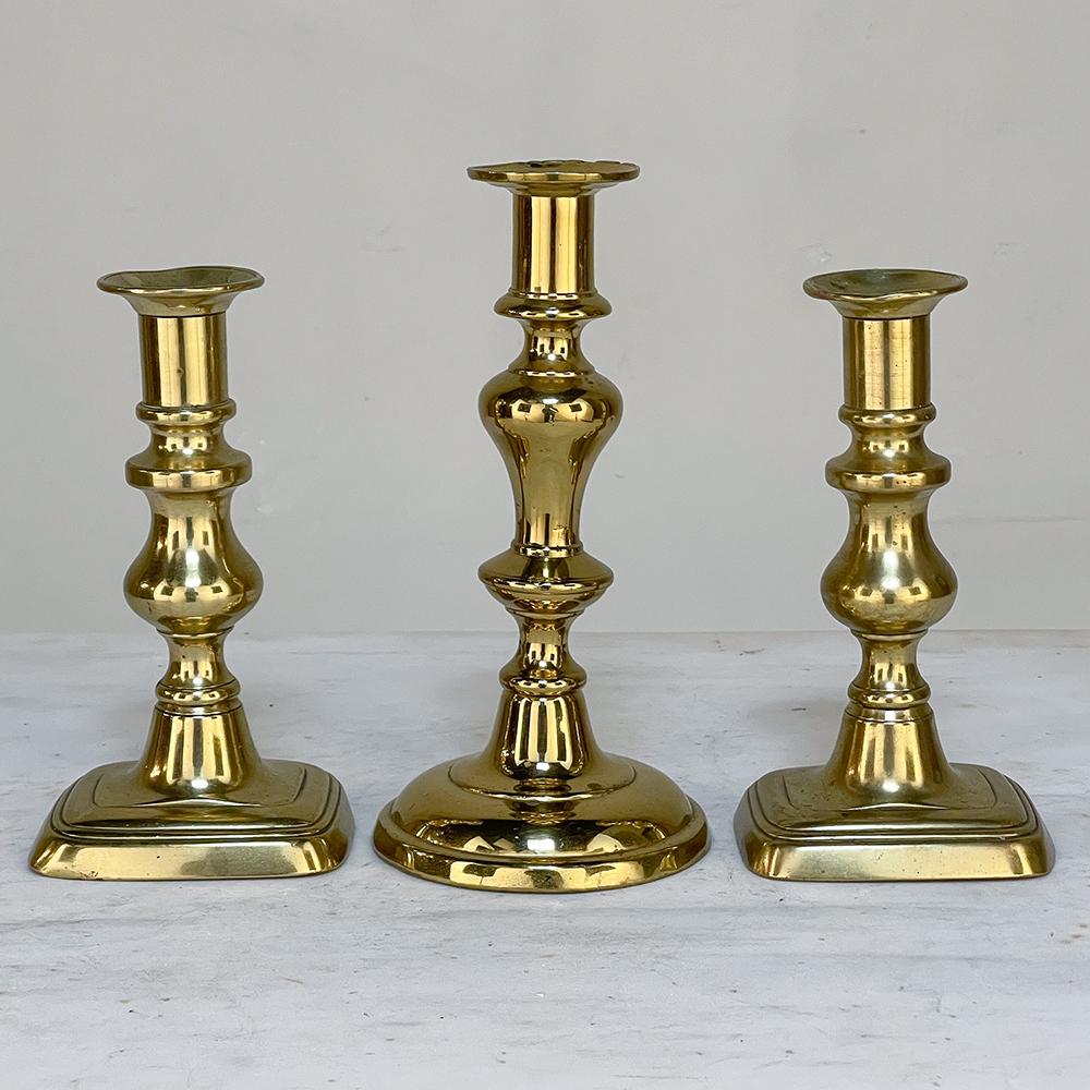 Inglese Set di tre candelieri in ottone fatti a mano del XVIII secolo in vendita