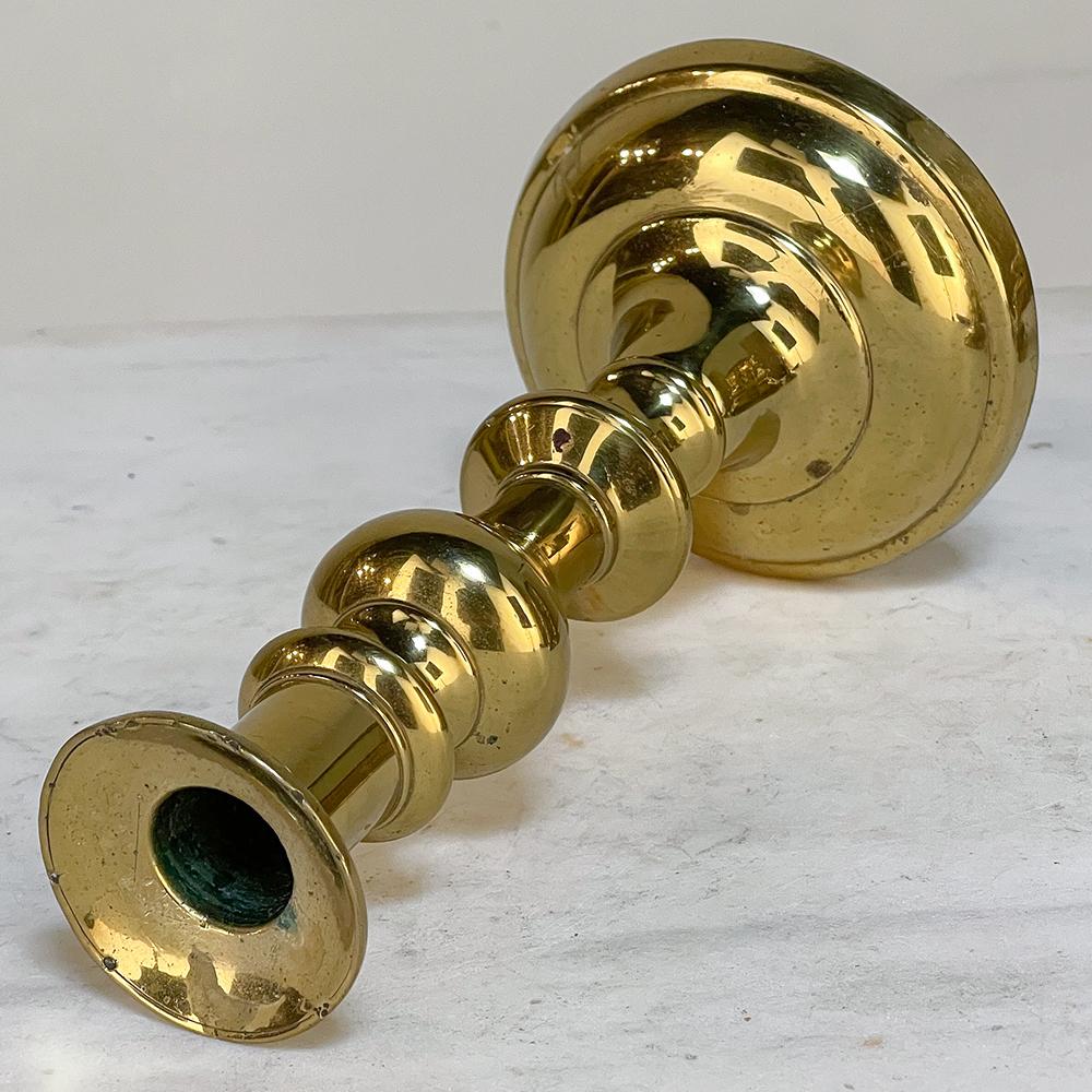 Set di tre candelieri in ottone fatti a mano del XVIII secolo in vendita 1