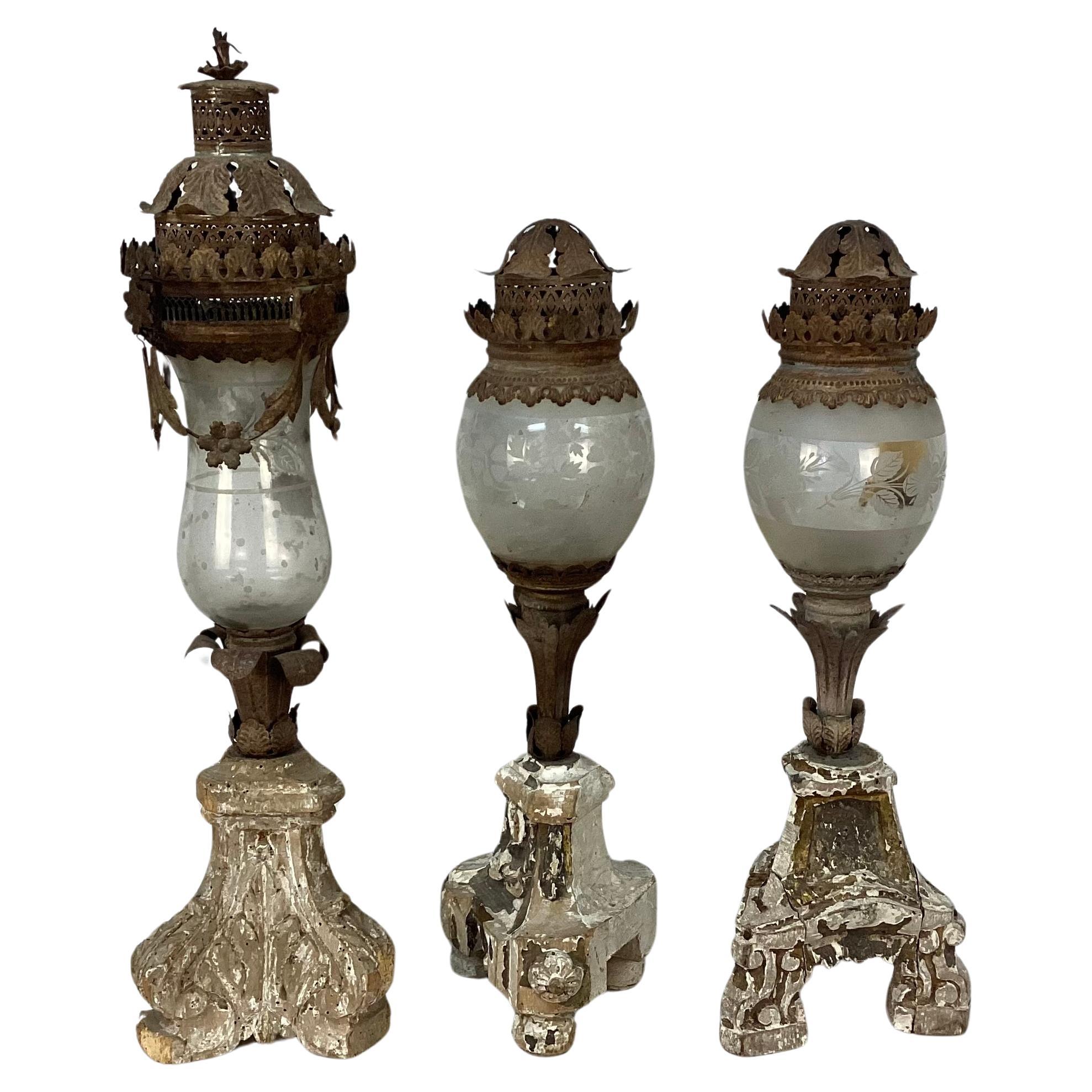 Set Of Three 18th Century Italian Giltwood Lanterns In Distressed Condition In Bradenton, FL