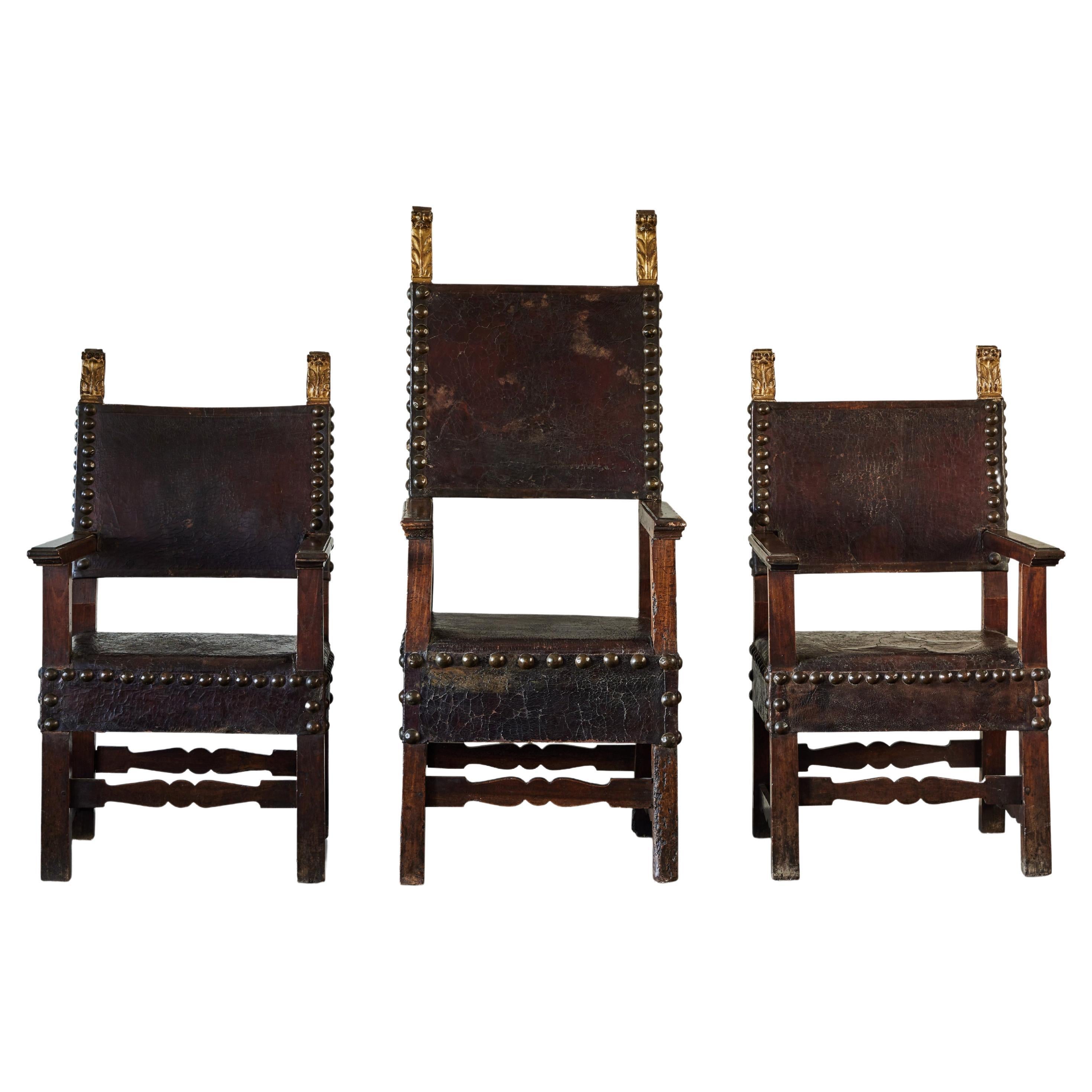 Ensemble de trois fauteuils italiens en cuir du XVIIIe siècle