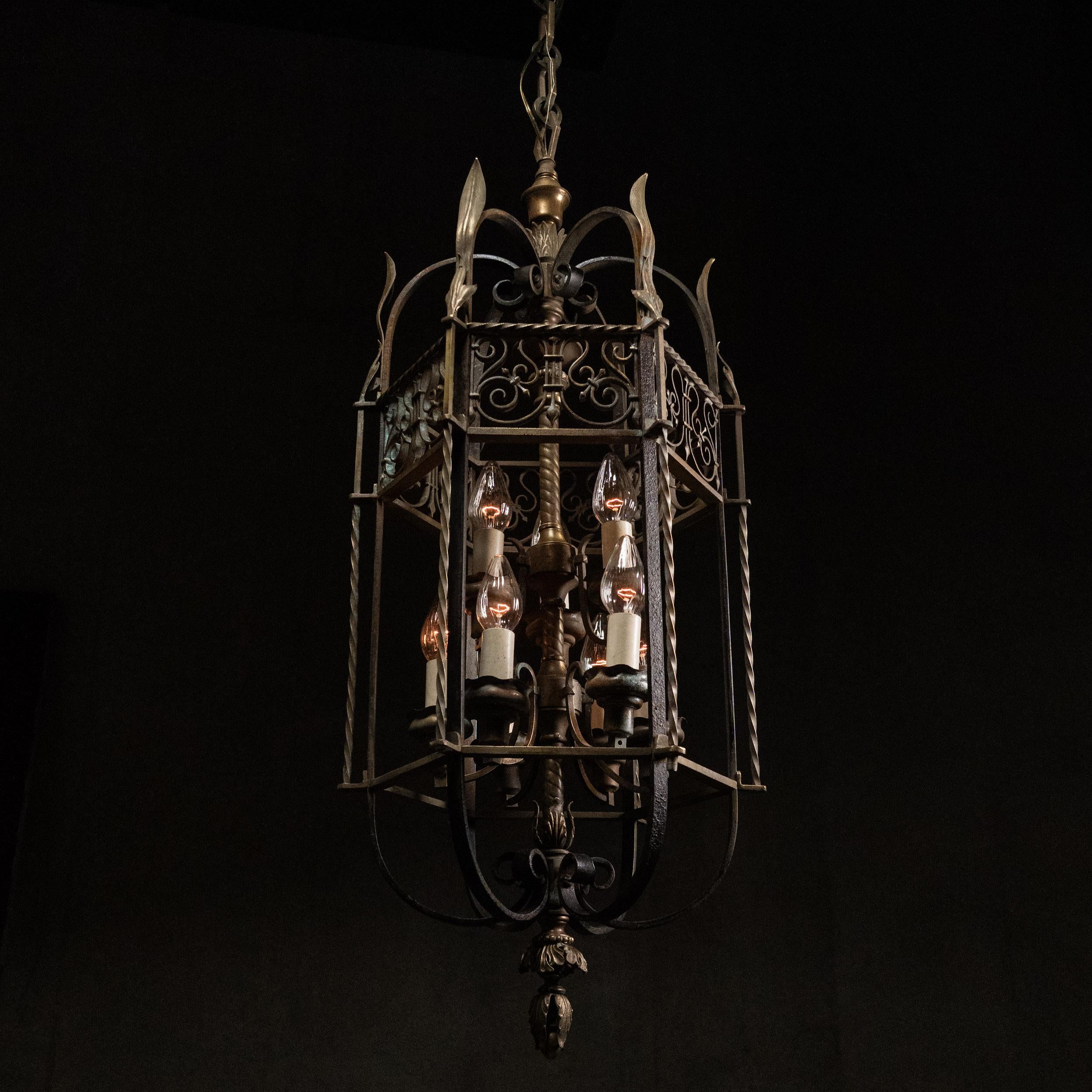 Ensemble de trois lustres gothiques en bronze de 1910 en vente 4