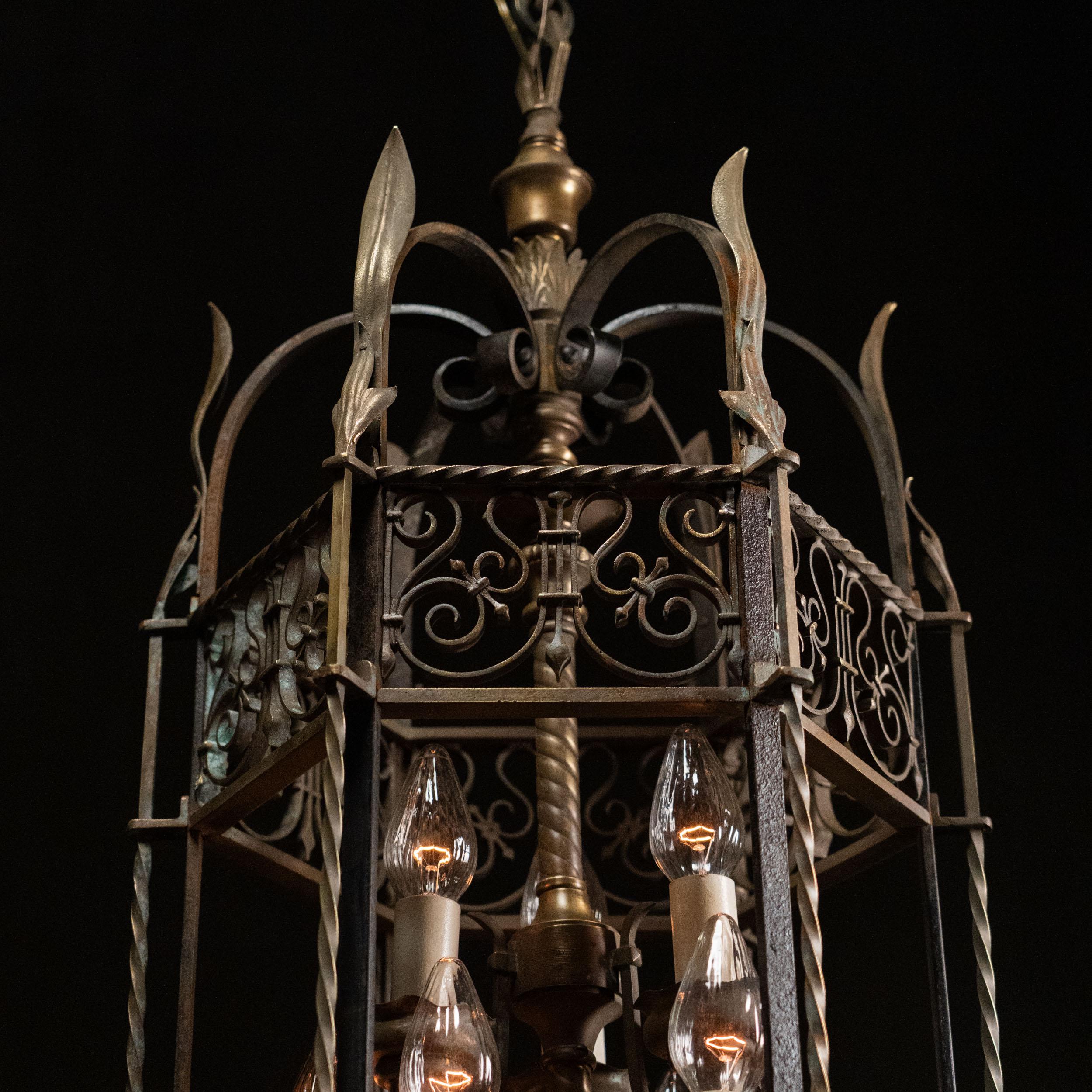 Ensemble de trois lustres gothiques en bronze de 1910 en vente 5