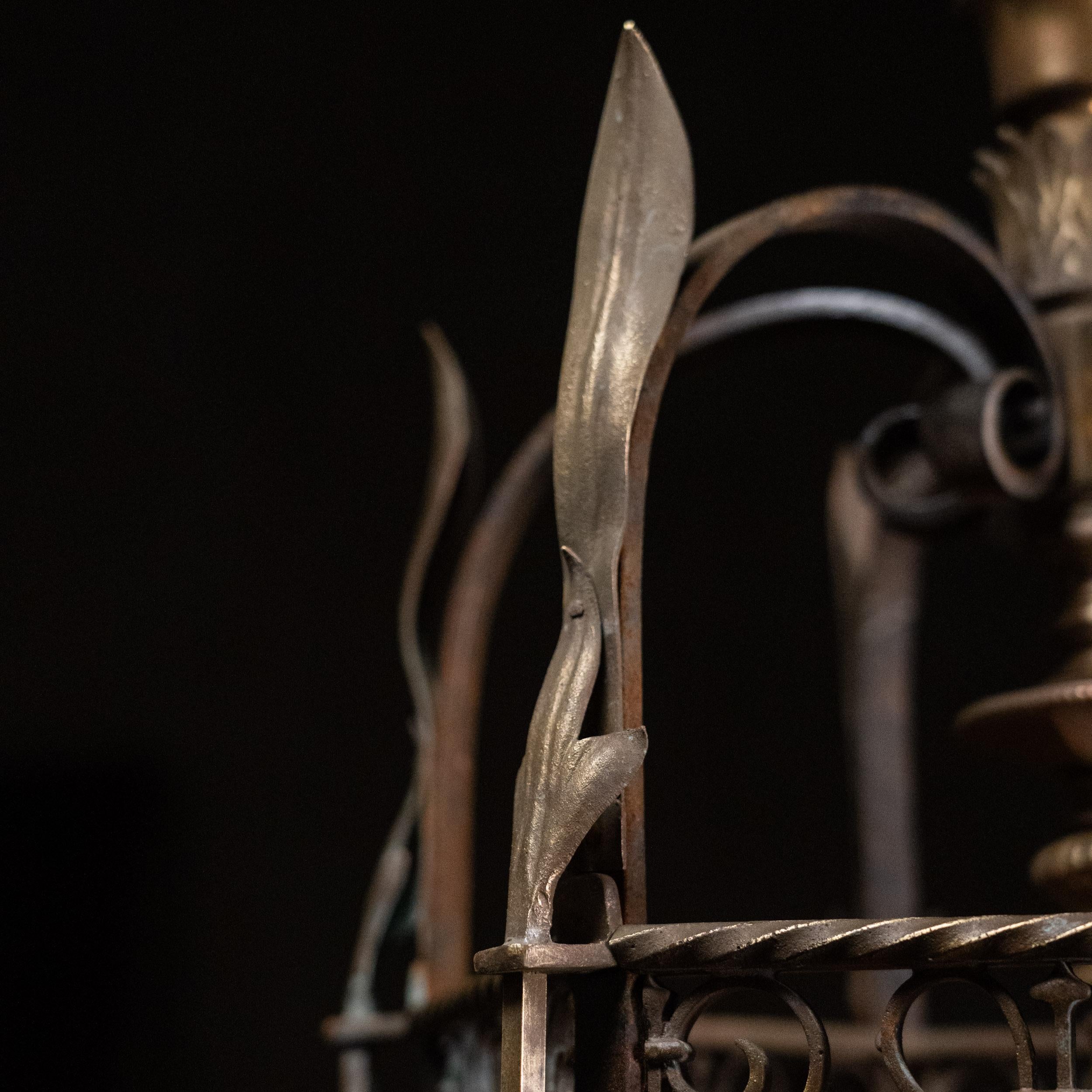 Ensemble de trois lustres gothiques en bronze de 1910 en vente 6