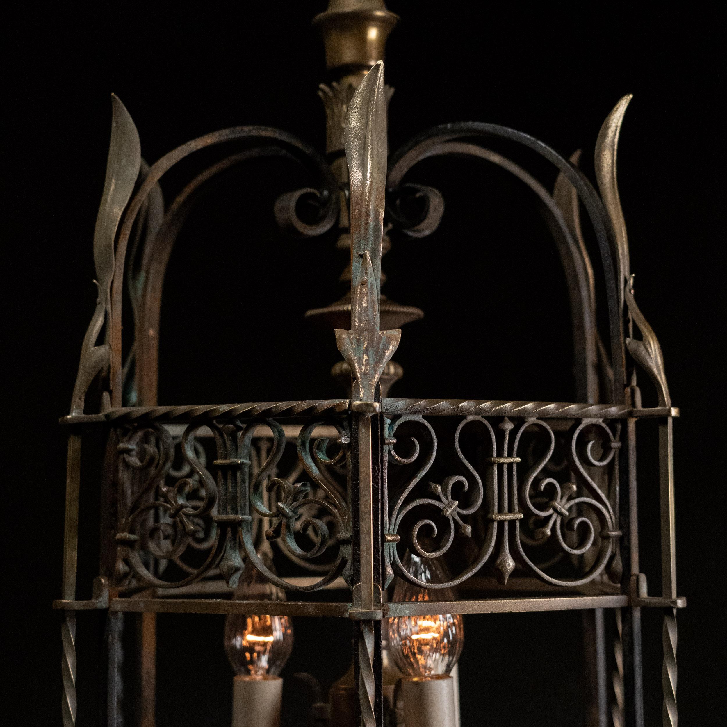 Exceptionnel ensemble de trois grandes lampes suspendues gothiques, en bronze, laiton et fer forgé.

Ces lampes ont été récupérées dans les bâtiments historiques de l'Université de Chicago.  lors d'une démolition/rénovation partielle. Elles sont