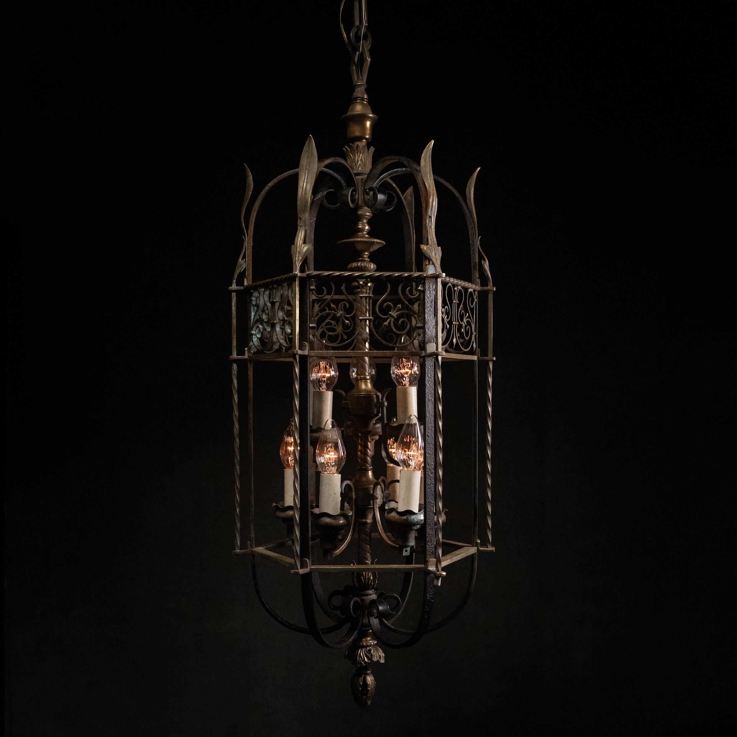 Américain Ensemble de trois lustres gothiques en bronze de 1910 en vente