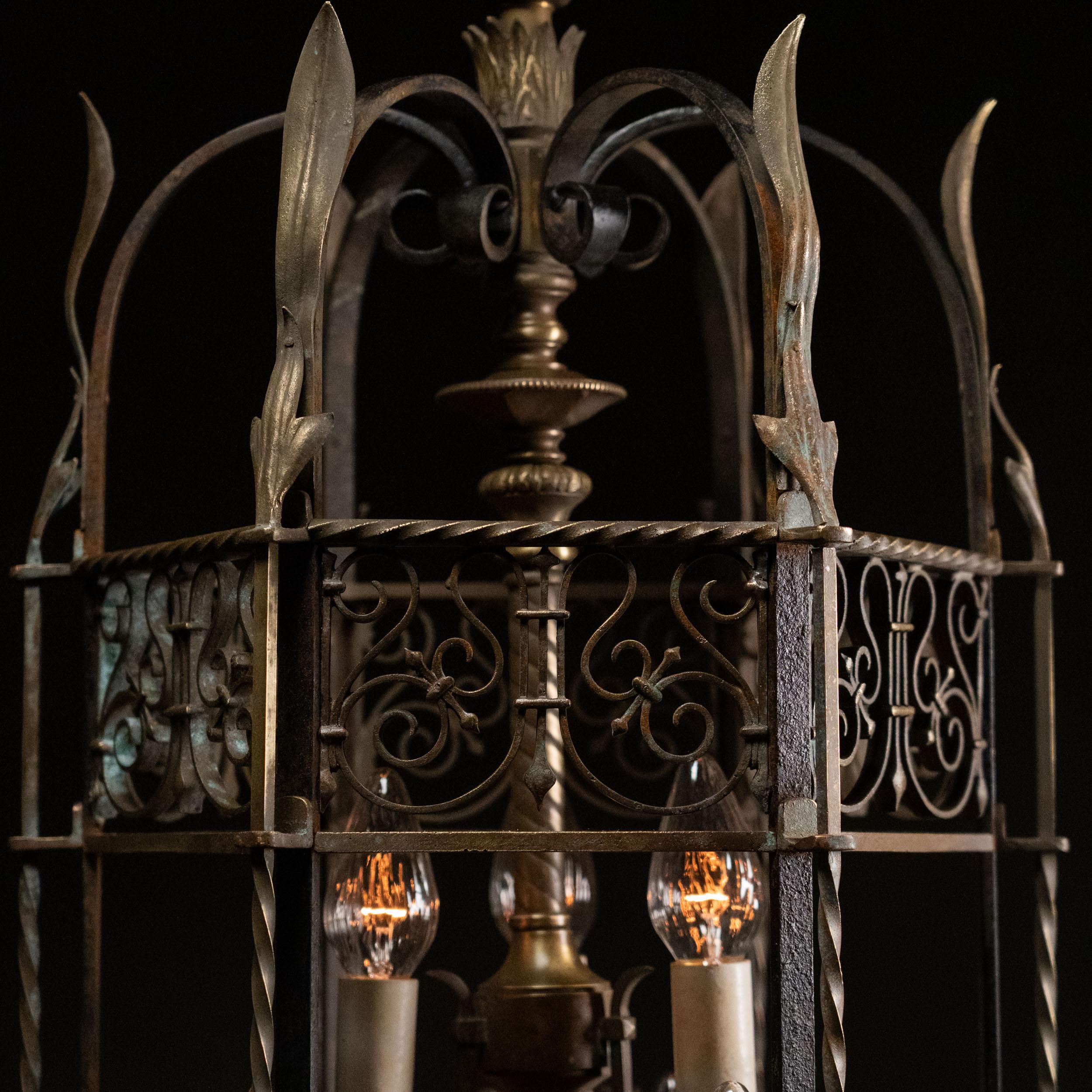 Ensemble de trois lustres gothiques en bronze de 1910 Bon état - En vente à Surrey, BC