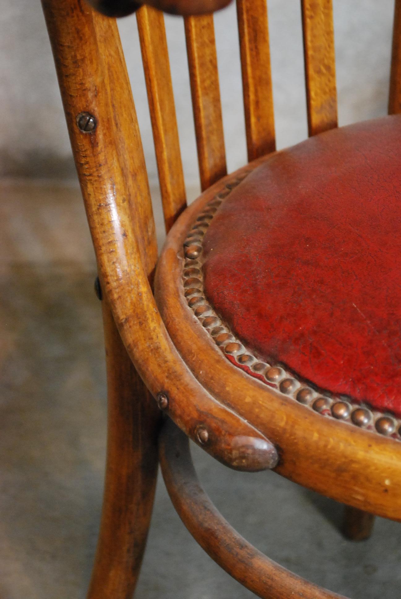 Authentic as found interesting Thoney chairs in old finish.
Solid and old finish.