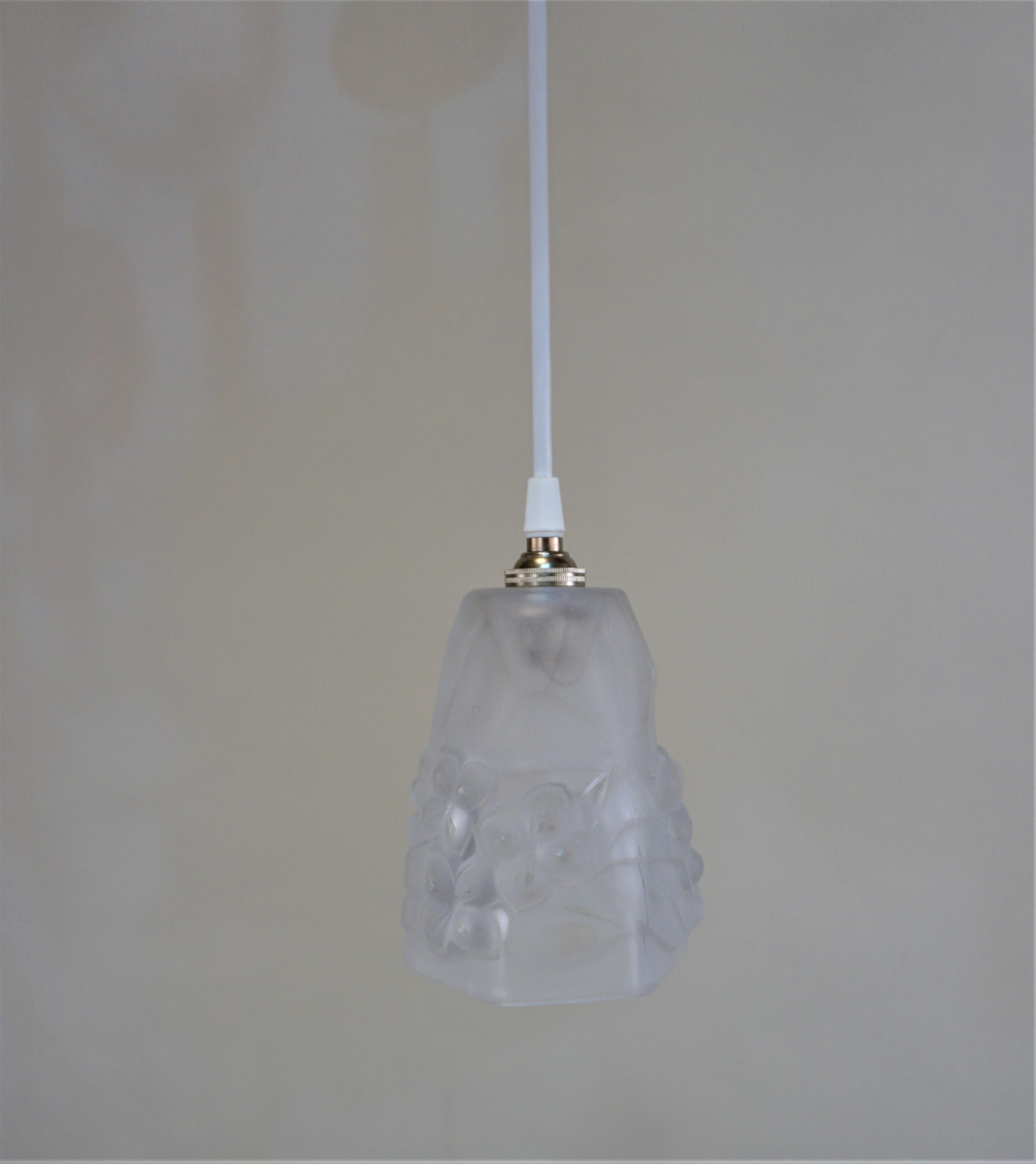 Mid-20th Century  Set of Three 1930s Art Deco Glass Shade Pendant Light by Ros For Sale