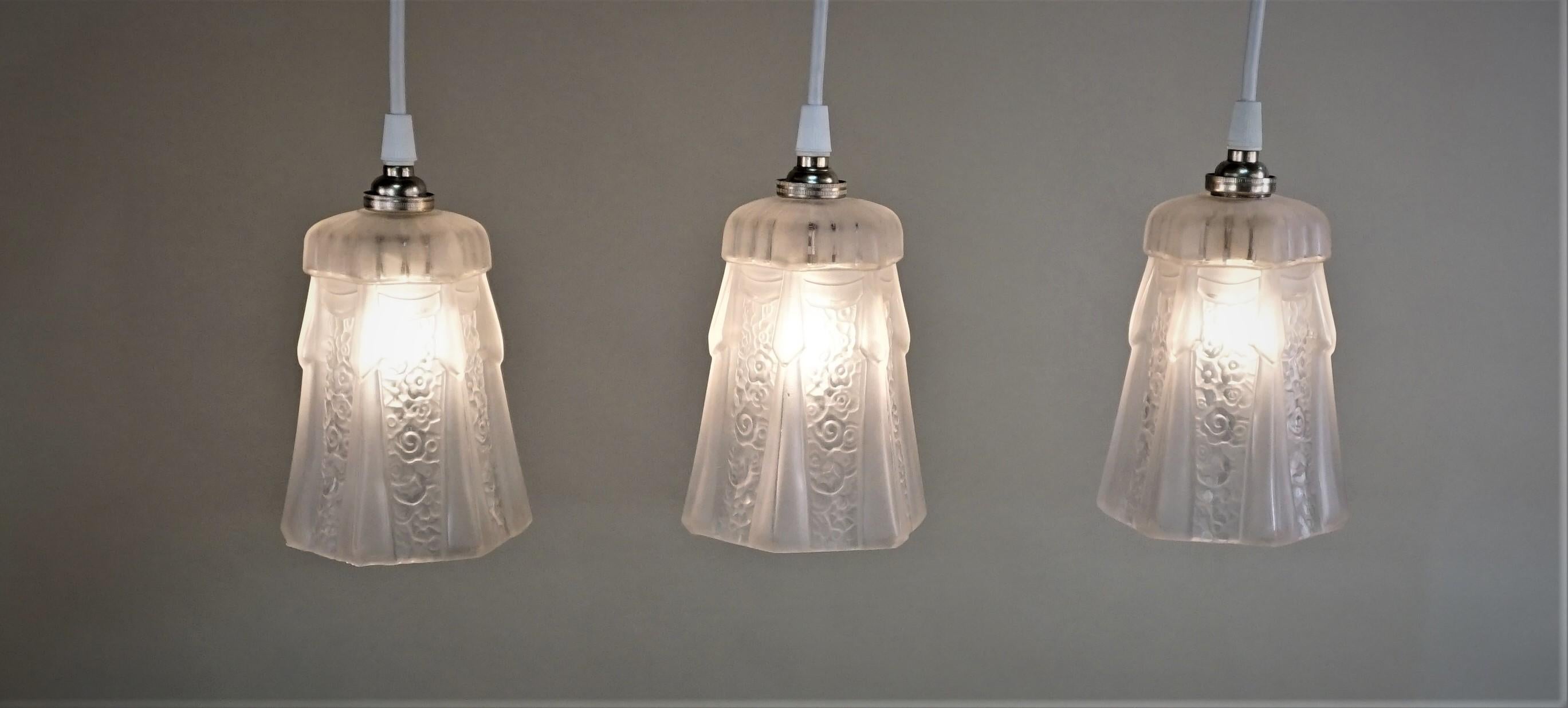 French Set of Three 1930s Art Deco Glass Shade Pendant Light For Sale