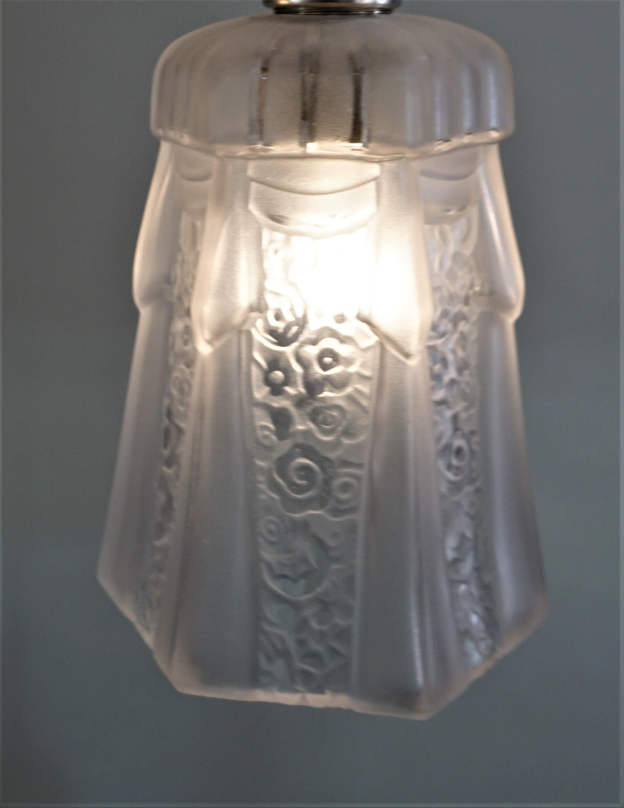 Set of Three 1930s Art Deco Glass Shade Pendant Light In Good Condition For Sale In Fairfax, VA