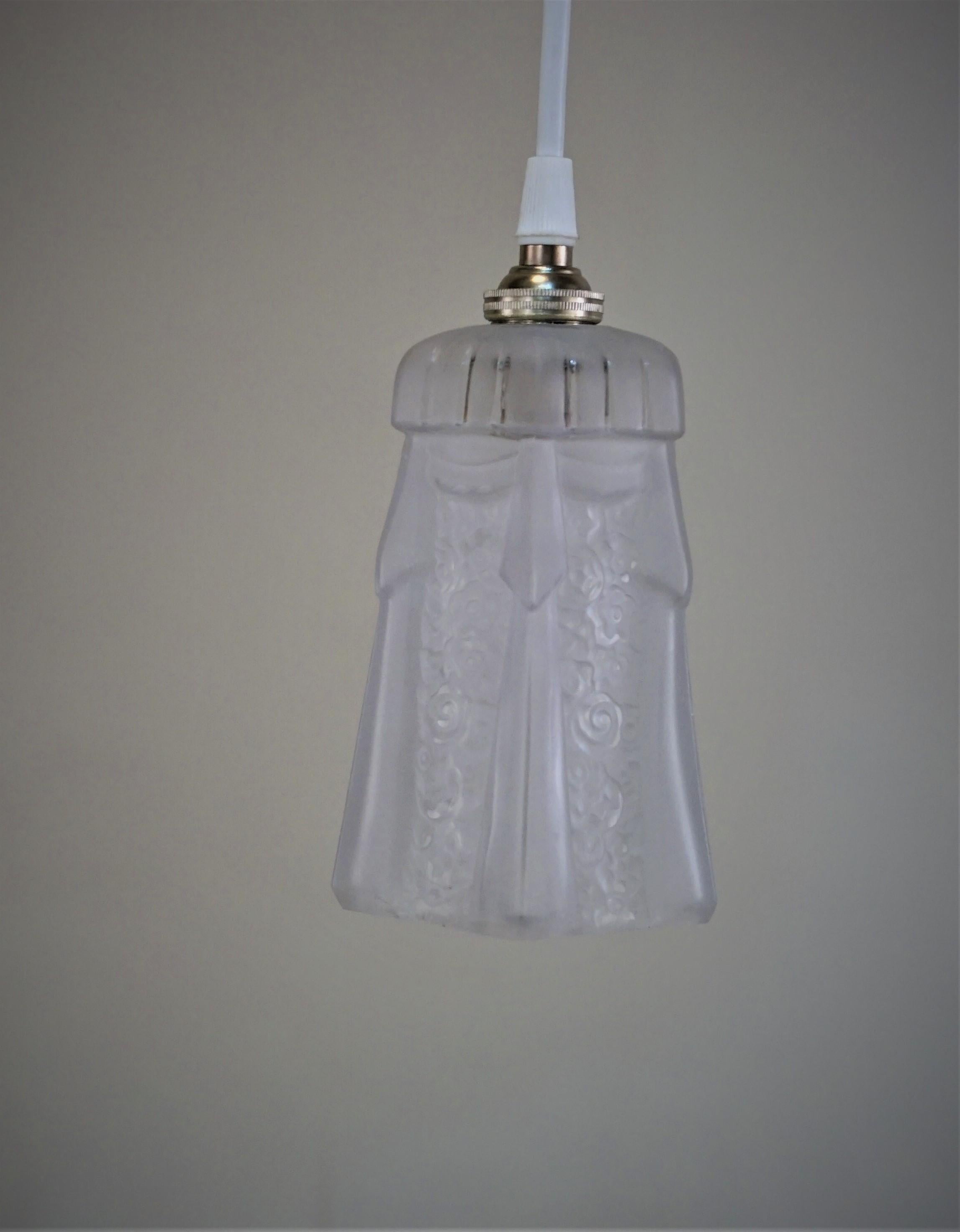 Set of Three 1930s Art Deco Glass Shade Pendant Light For Sale 2