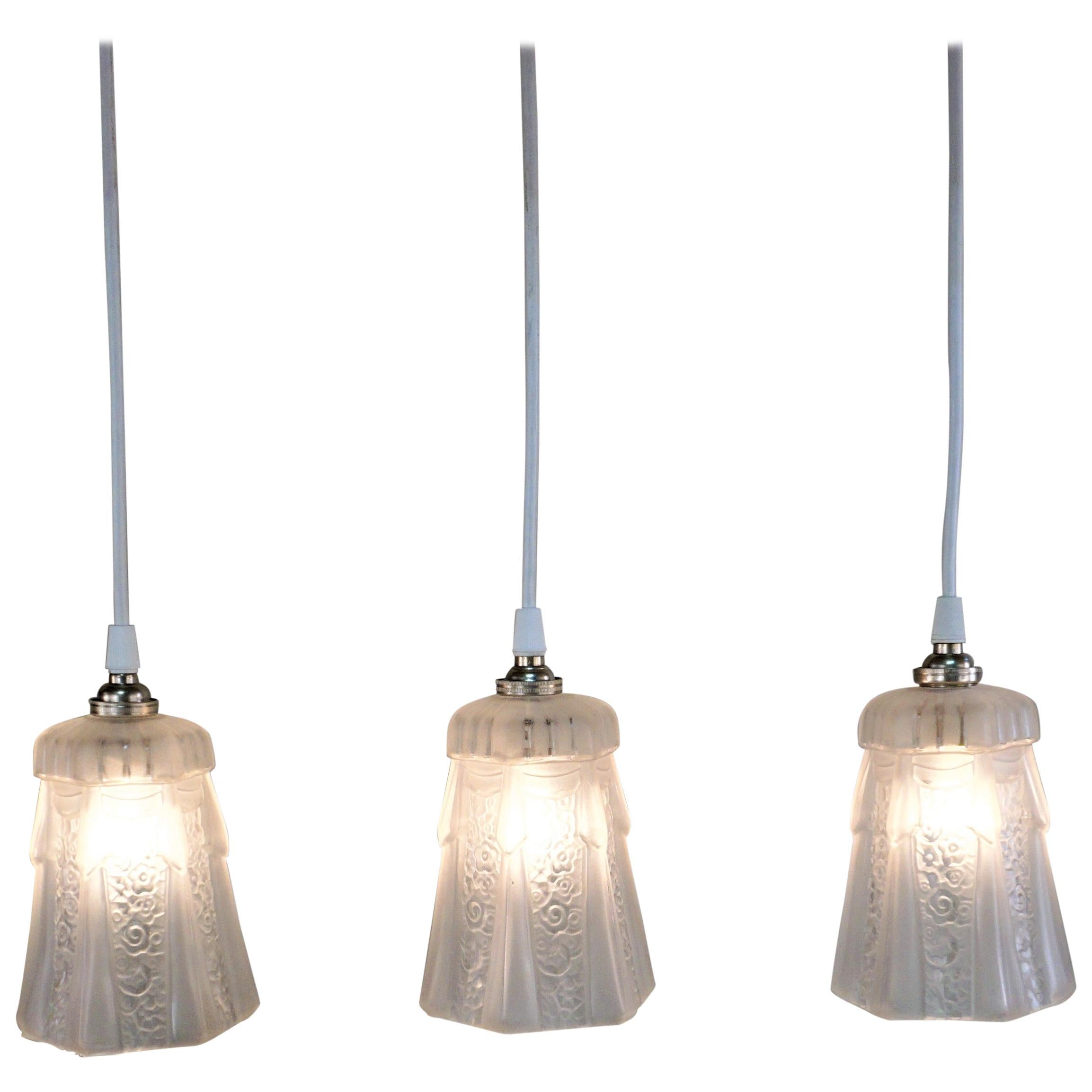 Ensemble de trois lampes à suspension Art Déco à abat-jour en verre des années 1930