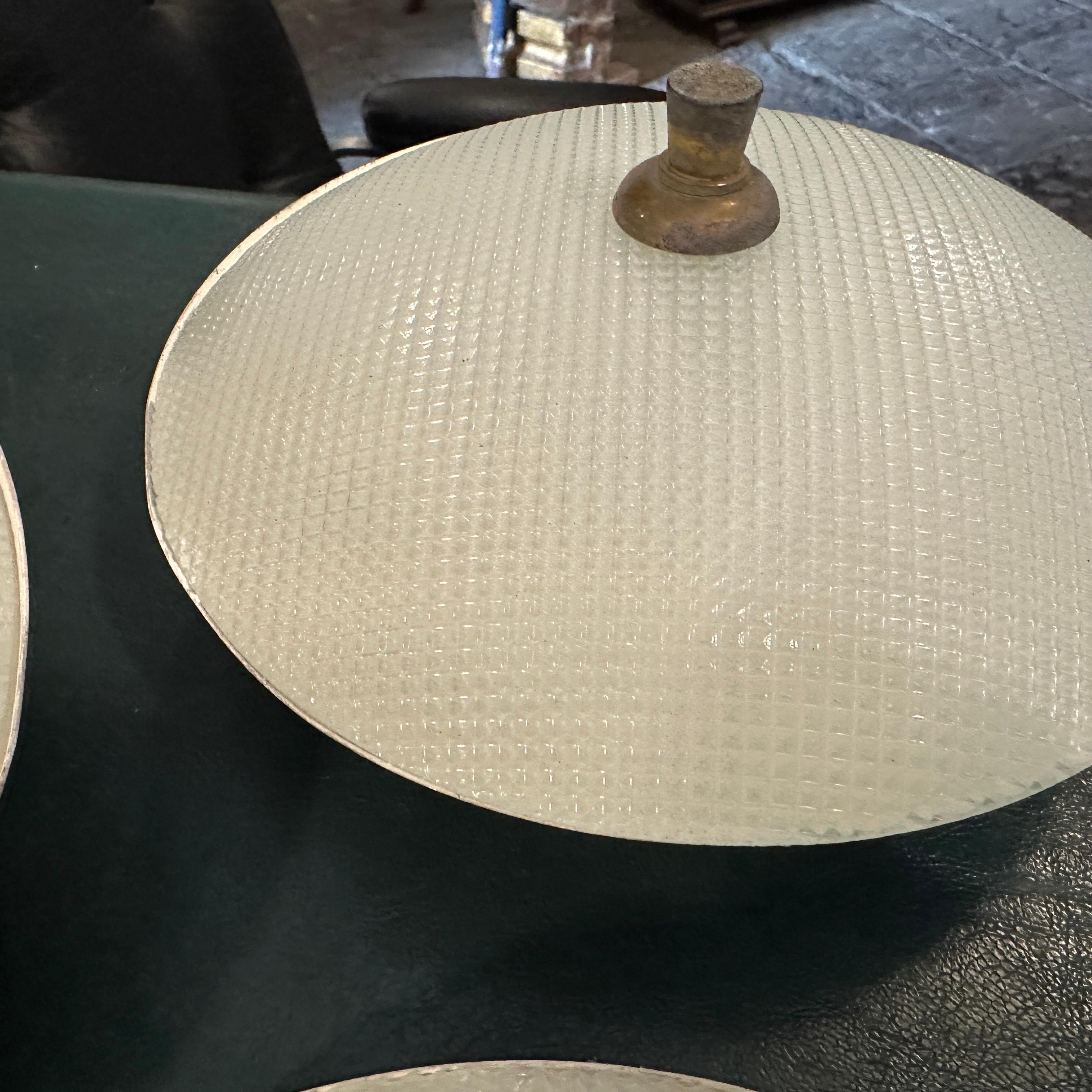 Mid-Century moderno Set di tre lampade da parete rotonde in ottone e vetro degli anni '50 alla maniera di Stilnovo