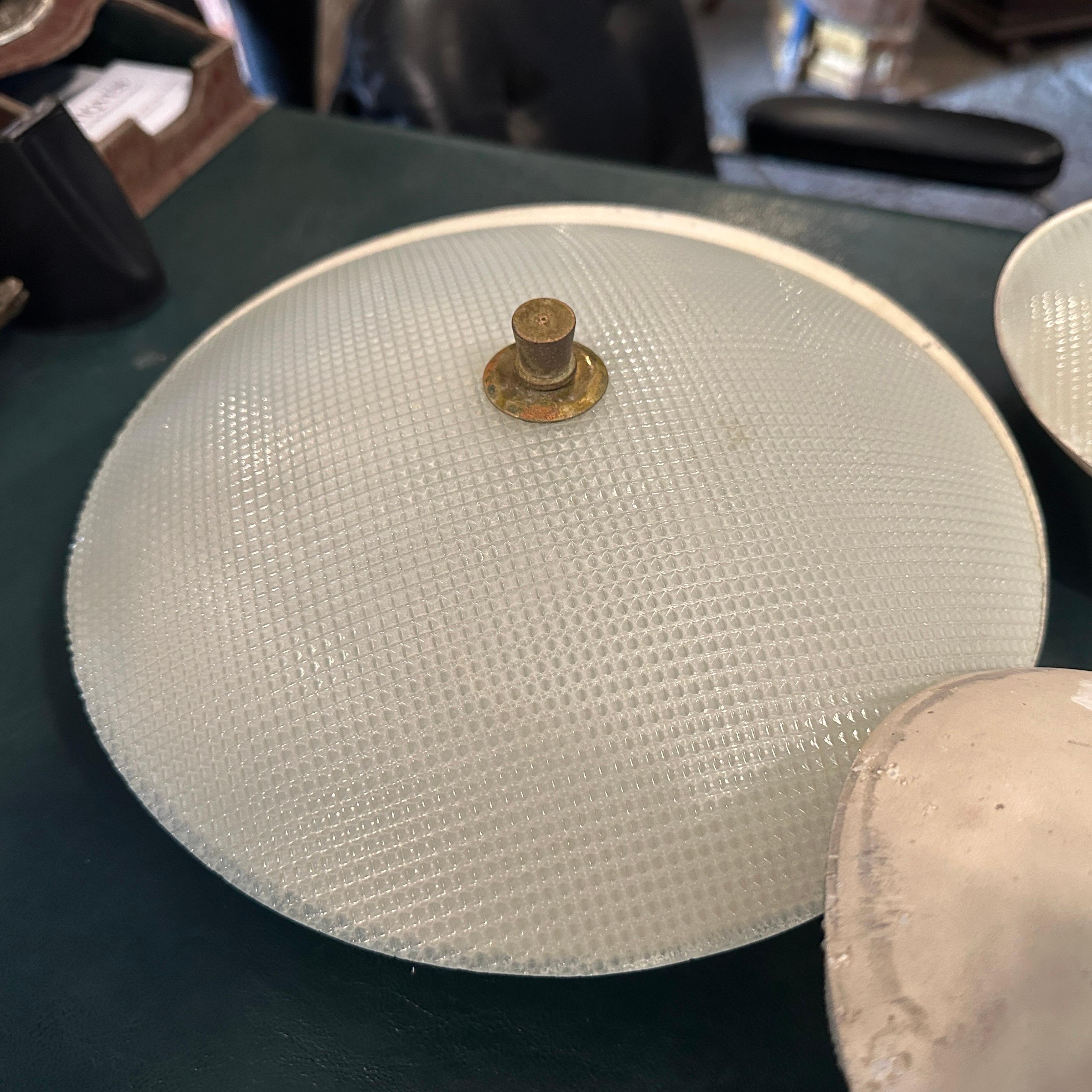 Italiano Set di tre lampade da parete rotonde in ottone e vetro degli anni '50 alla maniera di Stilnovo
