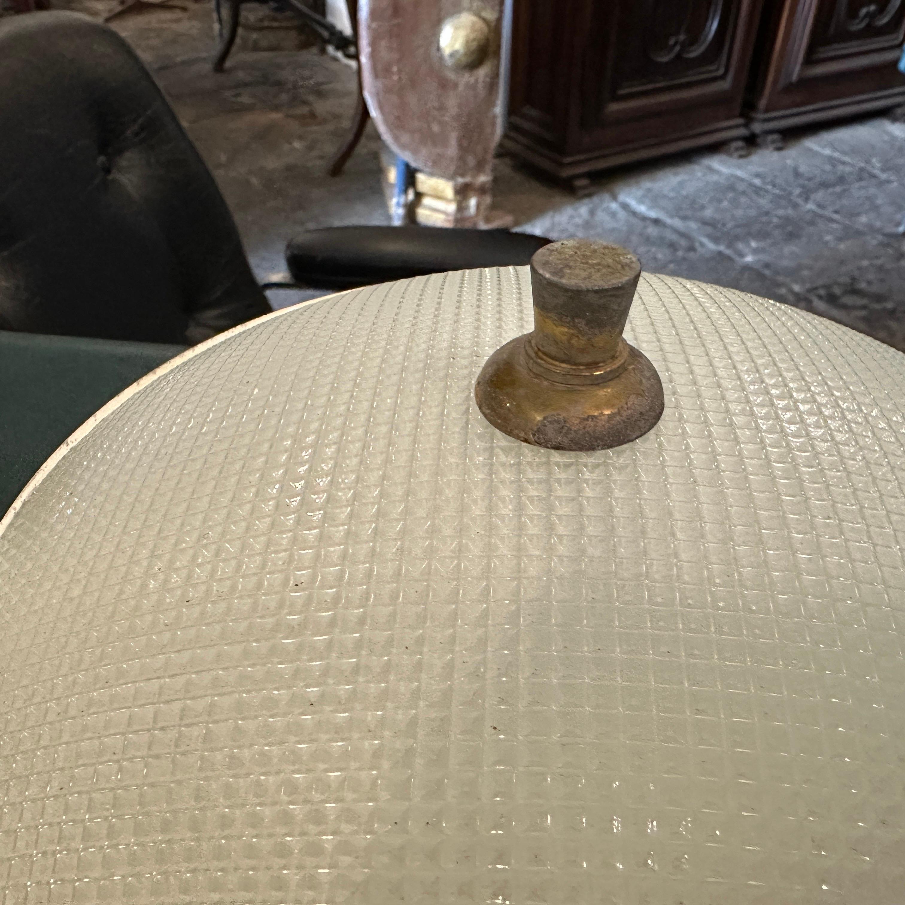 Set di tre lampade da parete rotonde in ottone e vetro degli anni '50 alla maniera di Stilnovo In condizioni buone a Catania, Sicilia