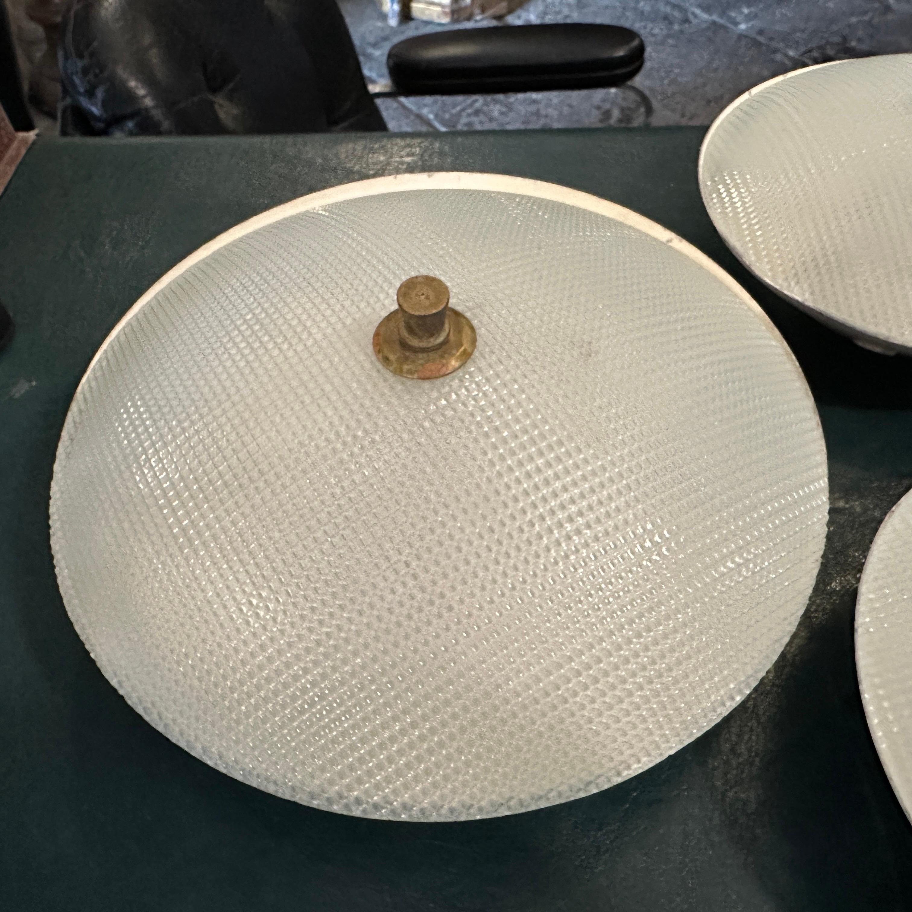 Set di tre lampade da parete rotonde in ottone e vetro degli anni '50 alla maniera di Stilnovo 1