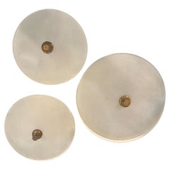 Set di tre lampade da parete rotonde in ottone e vetro degli anni '50 alla maniera di Stilnovo