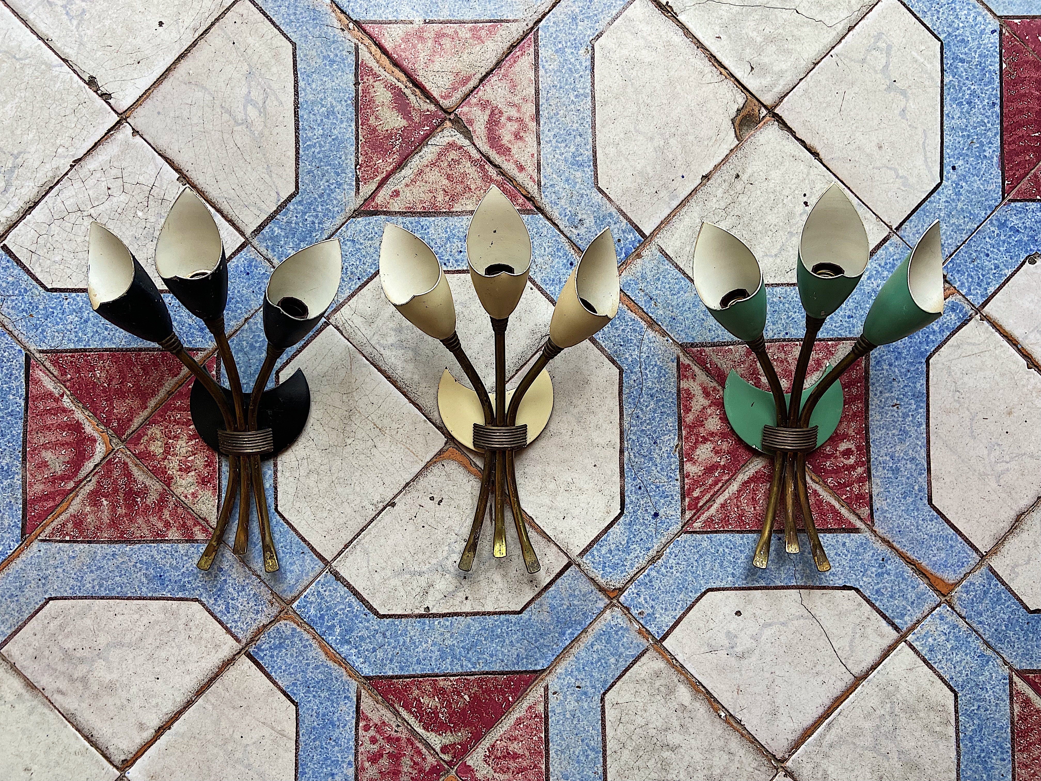 Set of three 1950s Italian wall sconces. Brass and green/black/vanilla painted aluminium. Attributed to Stilnovo. Height: 30cm. Shows patina. At some parts the color coating has come off or scratched. Nothing that ruins the overall impression of