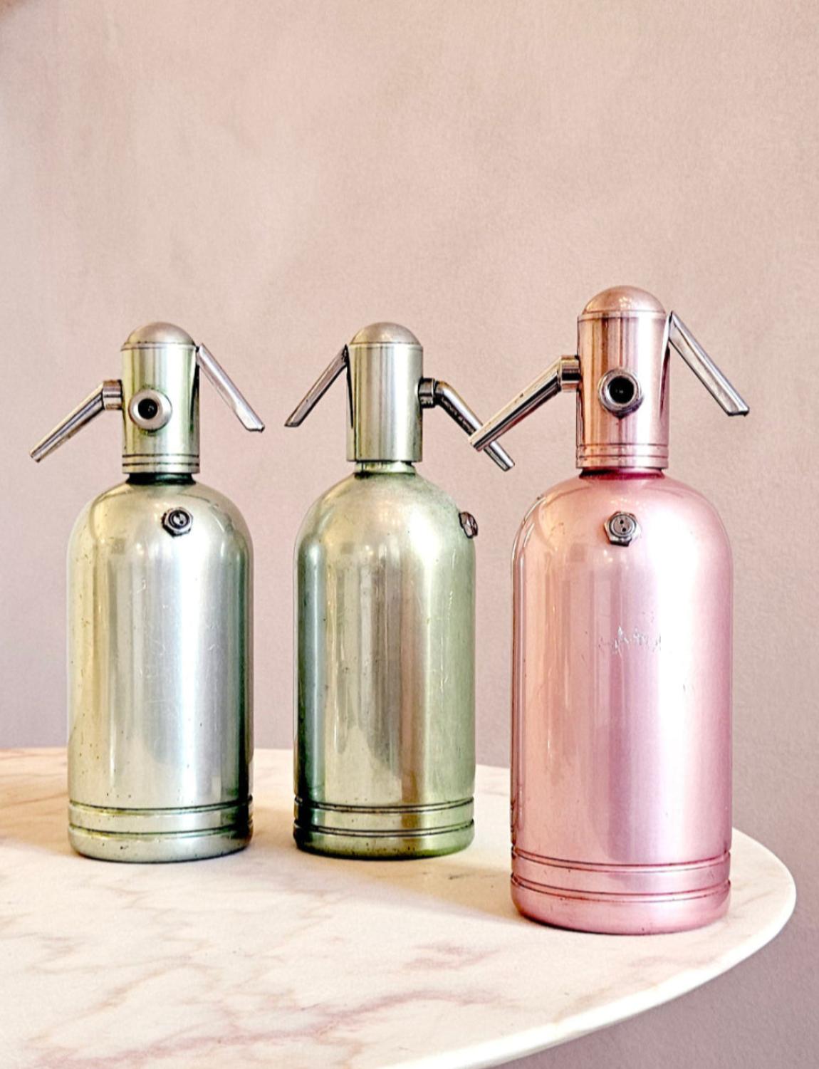 Ein außergewöhnlicher Satz von drei SACAB Milano Vintage Soda-Brunnen in Mund awteringly hübsch rosa und grün Pastell. Diese Form und Farbe ist selten zu finden. Sie sind alle in einem anständigen Zustand in Anbetracht ihres Alters und sind äußerst