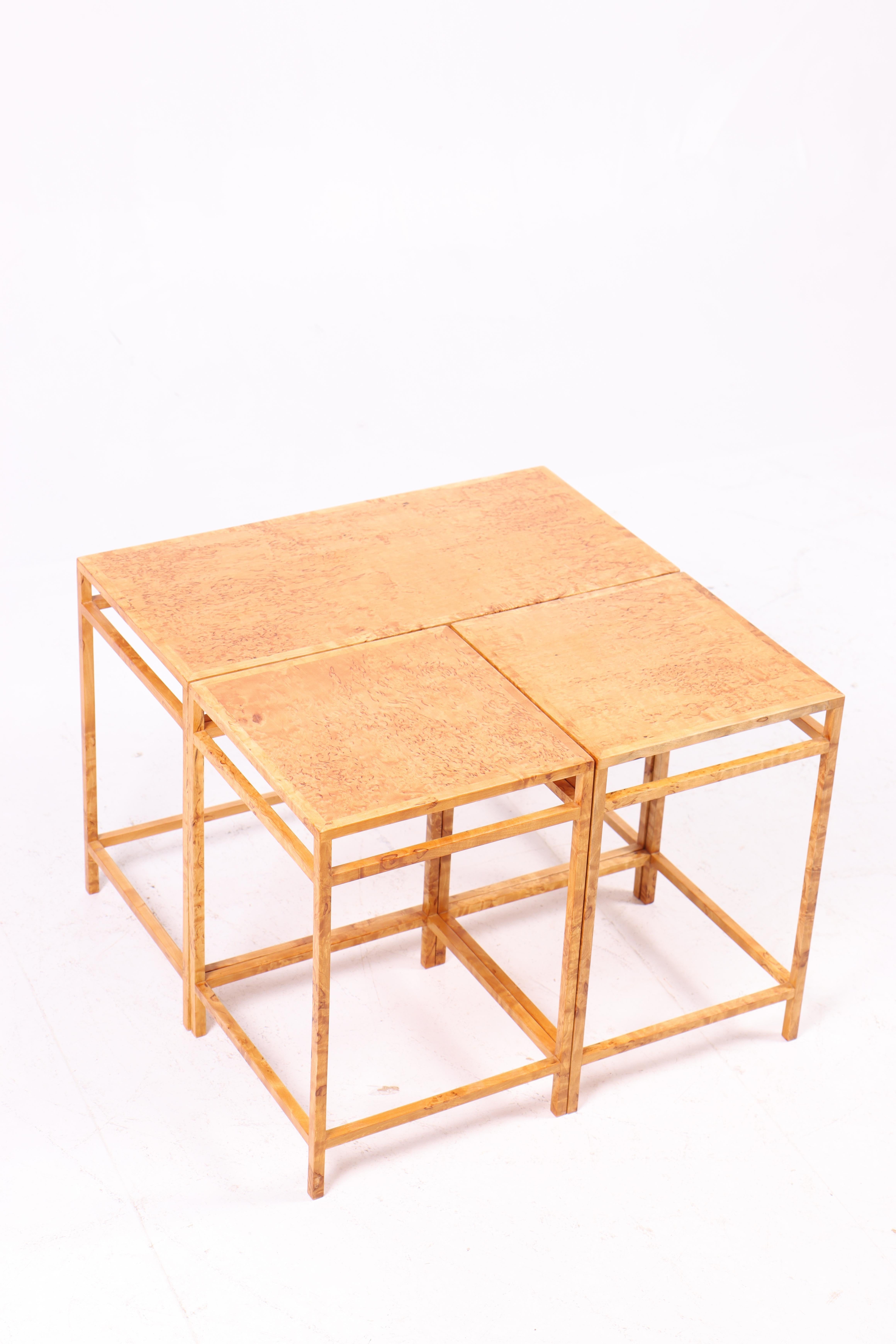 Set of Three 1960s Birdseye Maple Side Tables with Minimalist Mid-Century Modern (Skandinavische Moderne) im Angebot