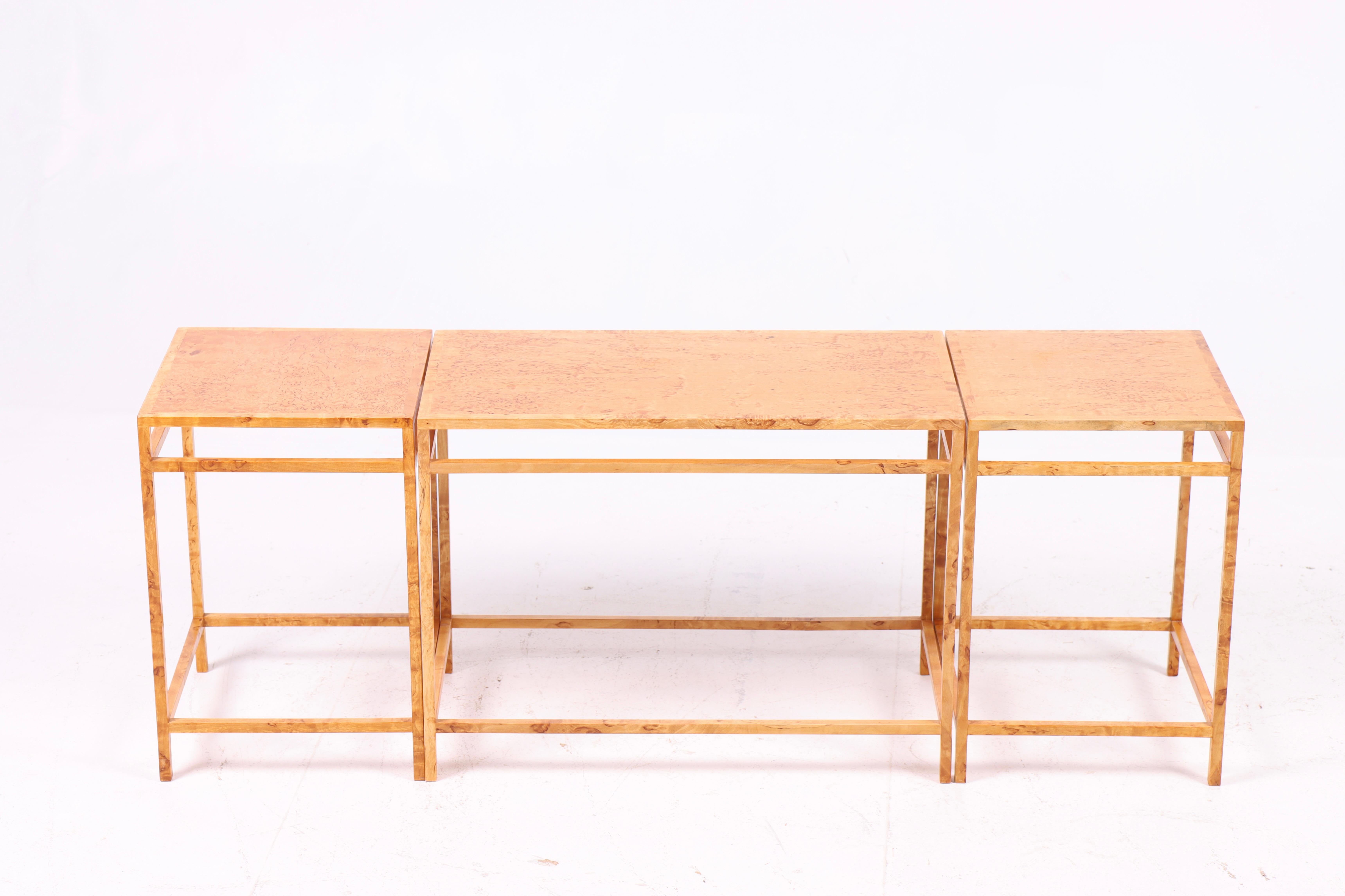 Set of Three 1960s Birdseye Maple Side Tables with Minimalist Mid-Century Modern (Vogelaugenahorn) im Angebot
