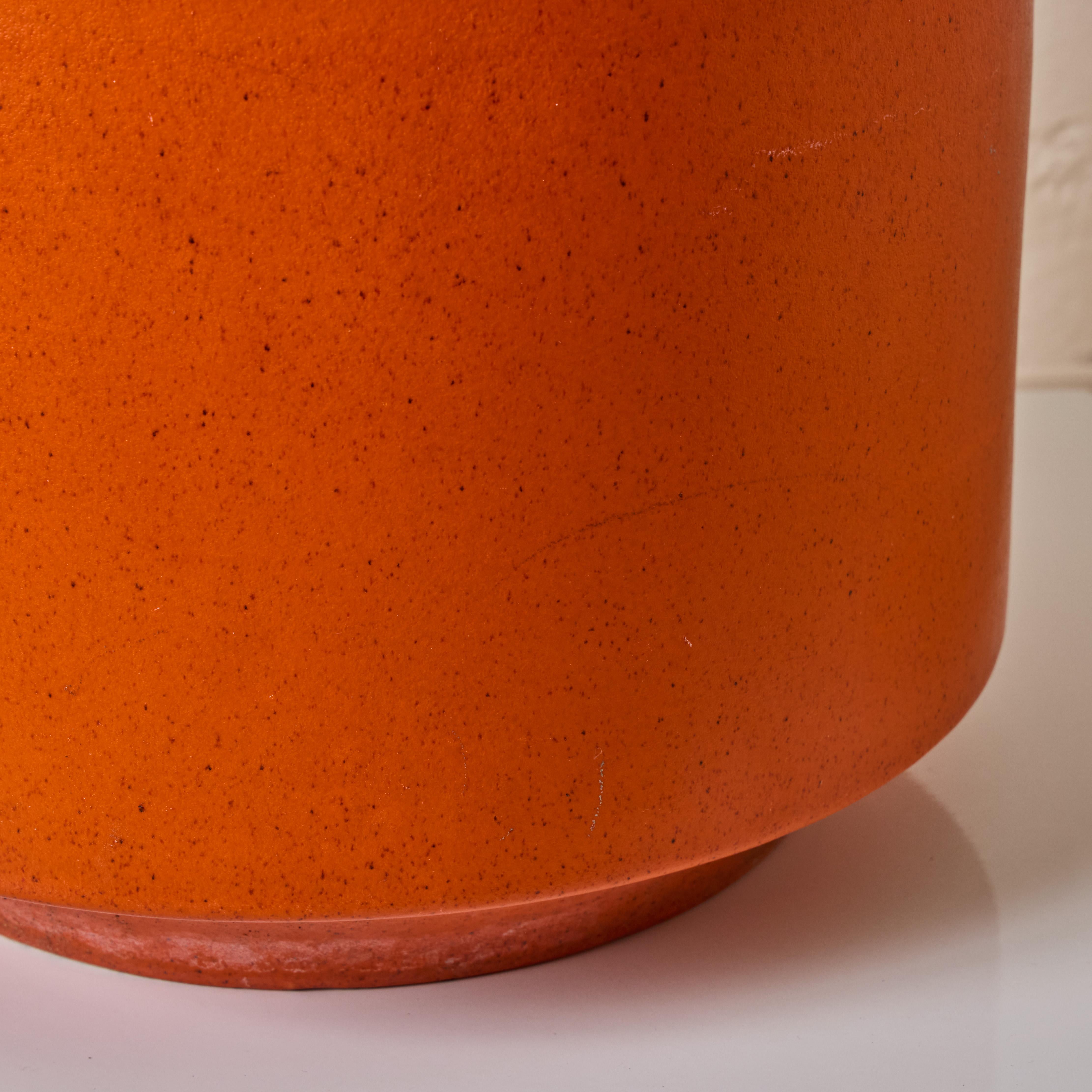 Satz von drei 1960er Gainey Orange glasierten Pflanzgefäßen im Angebot 2