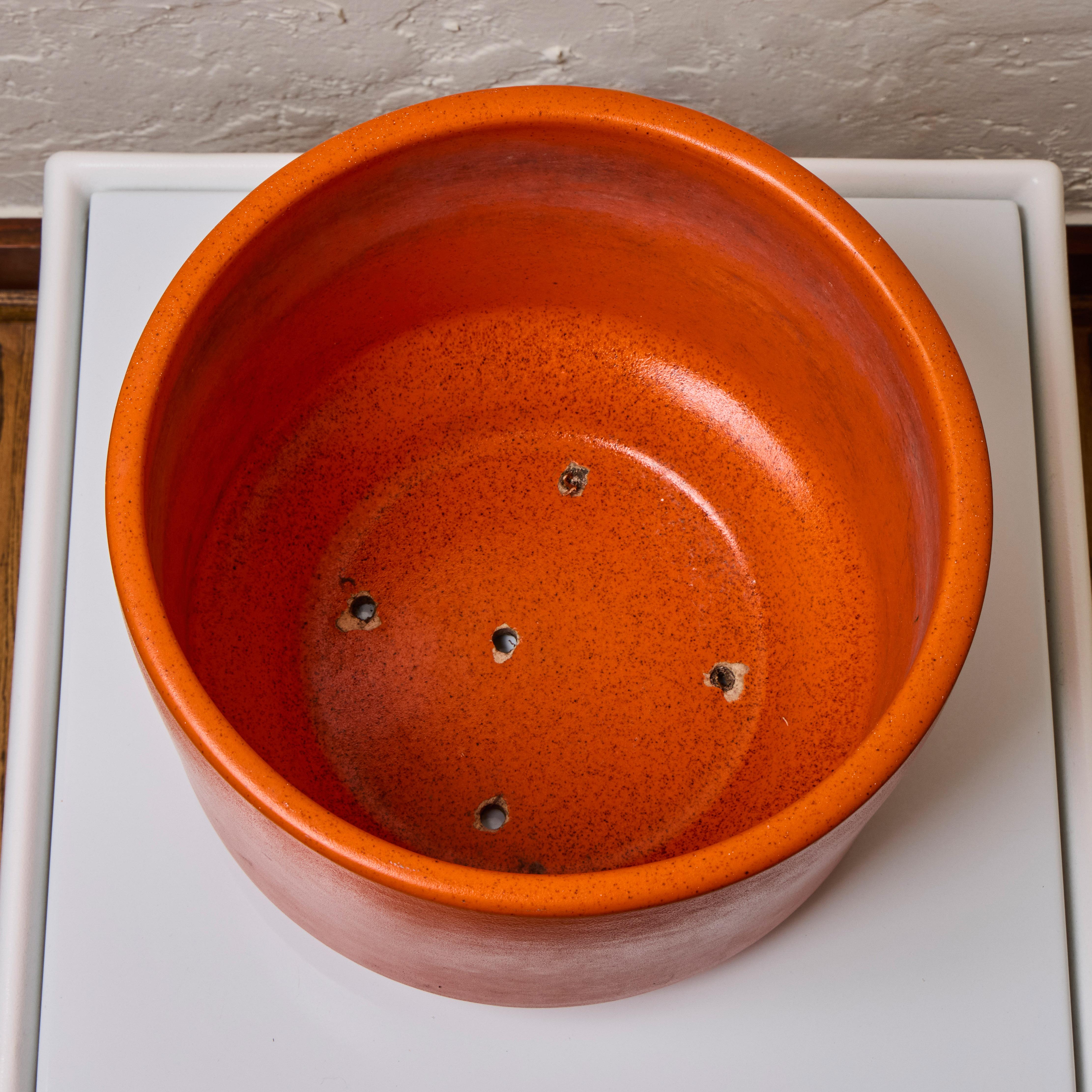 Satz von drei 1960er Gainey Orange glasierten Pflanzgefäßen im Angebot 3