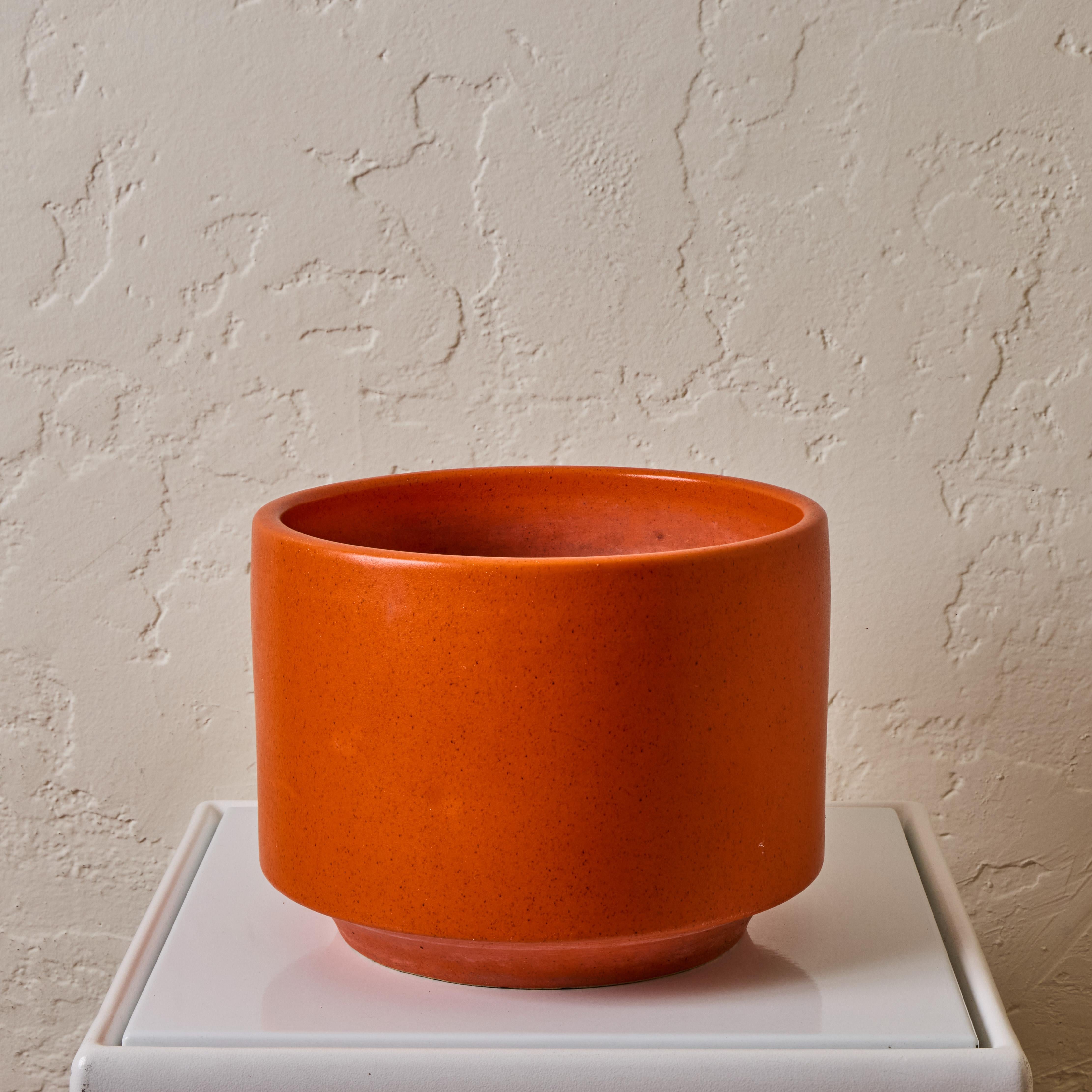 Satz von drei 1960er Gainey Orange glasierten Pflanzgefäßen (Moderne der Mitte des Jahrhunderts) im Angebot