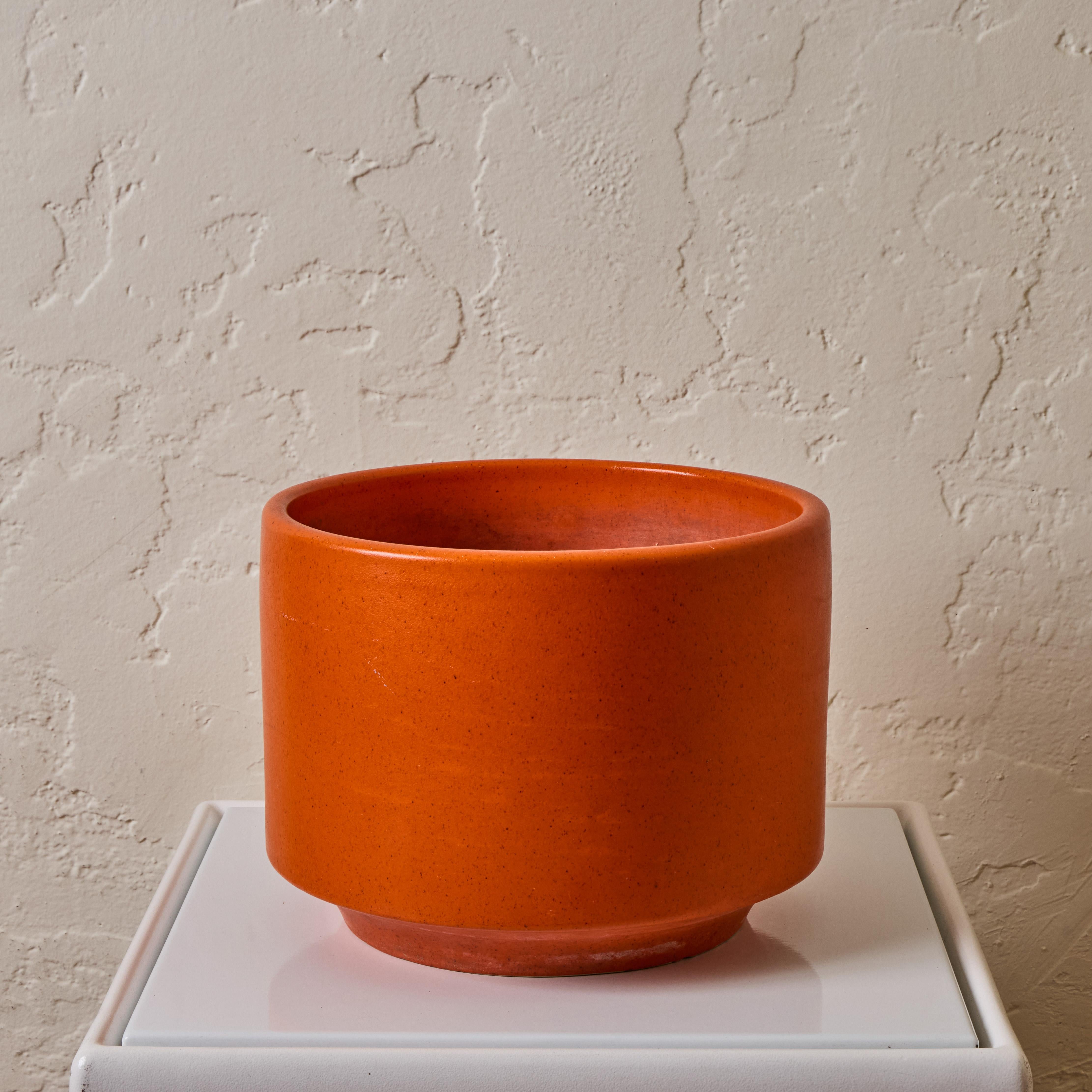 Satz von drei 1960er Gainey Orange glasierten Pflanzgefäßen (Glasiert) im Angebot