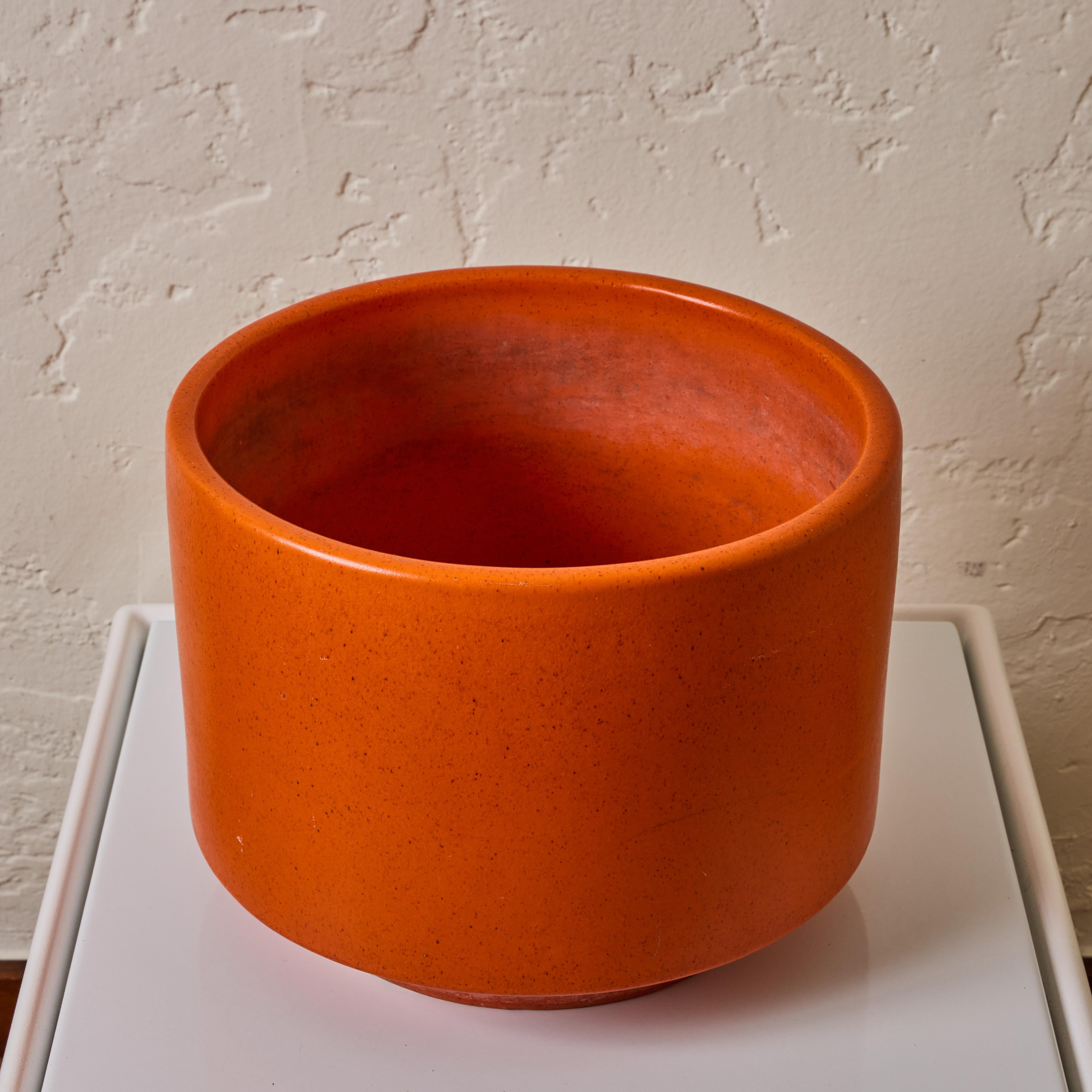 Satz von drei 1960er Gainey Orange glasierten Pflanzgefäßen (Mitte des 20. Jahrhunderts) im Angebot