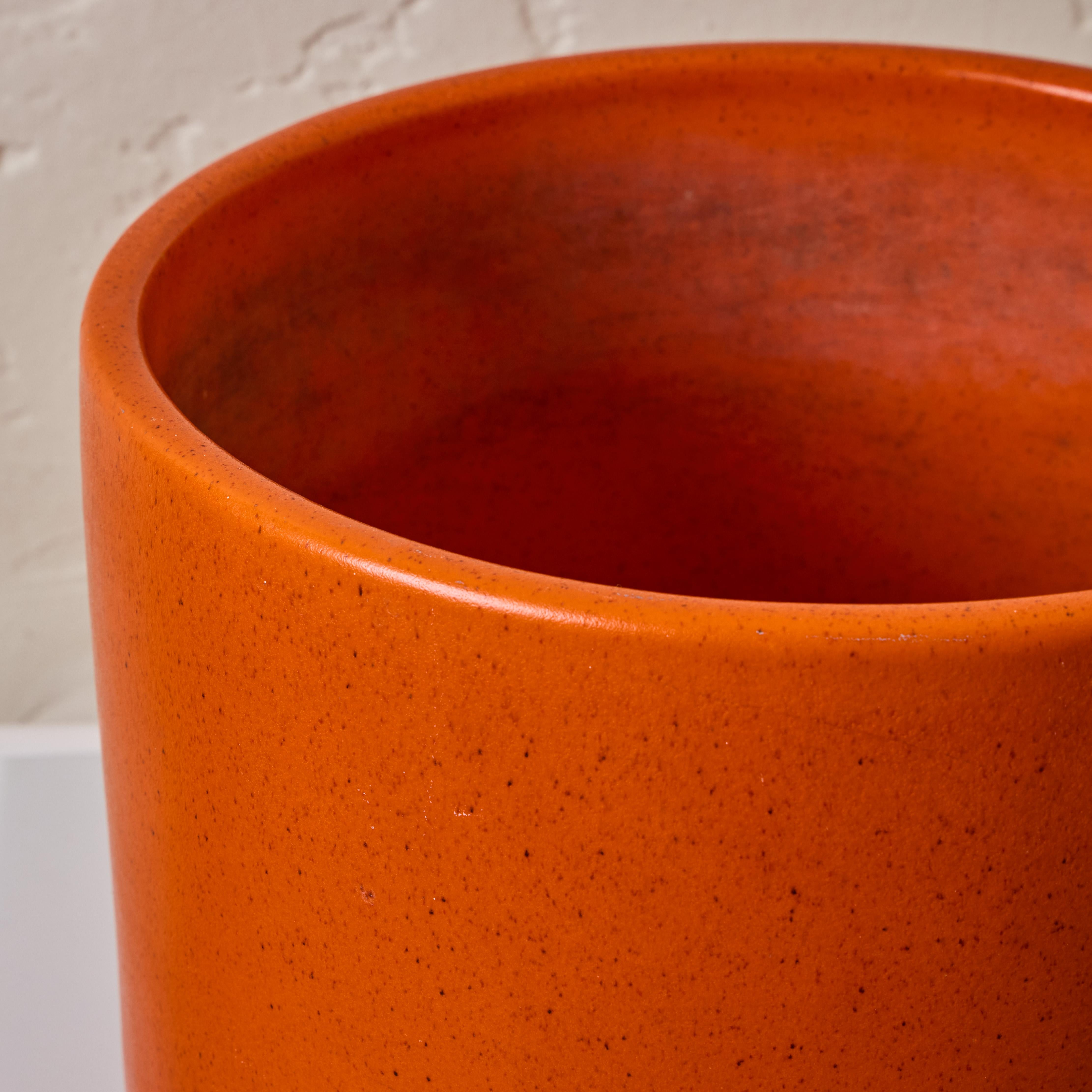Satz von drei 1960er Gainey Orange glasierten Pflanzgefäßen (Keramik) im Angebot