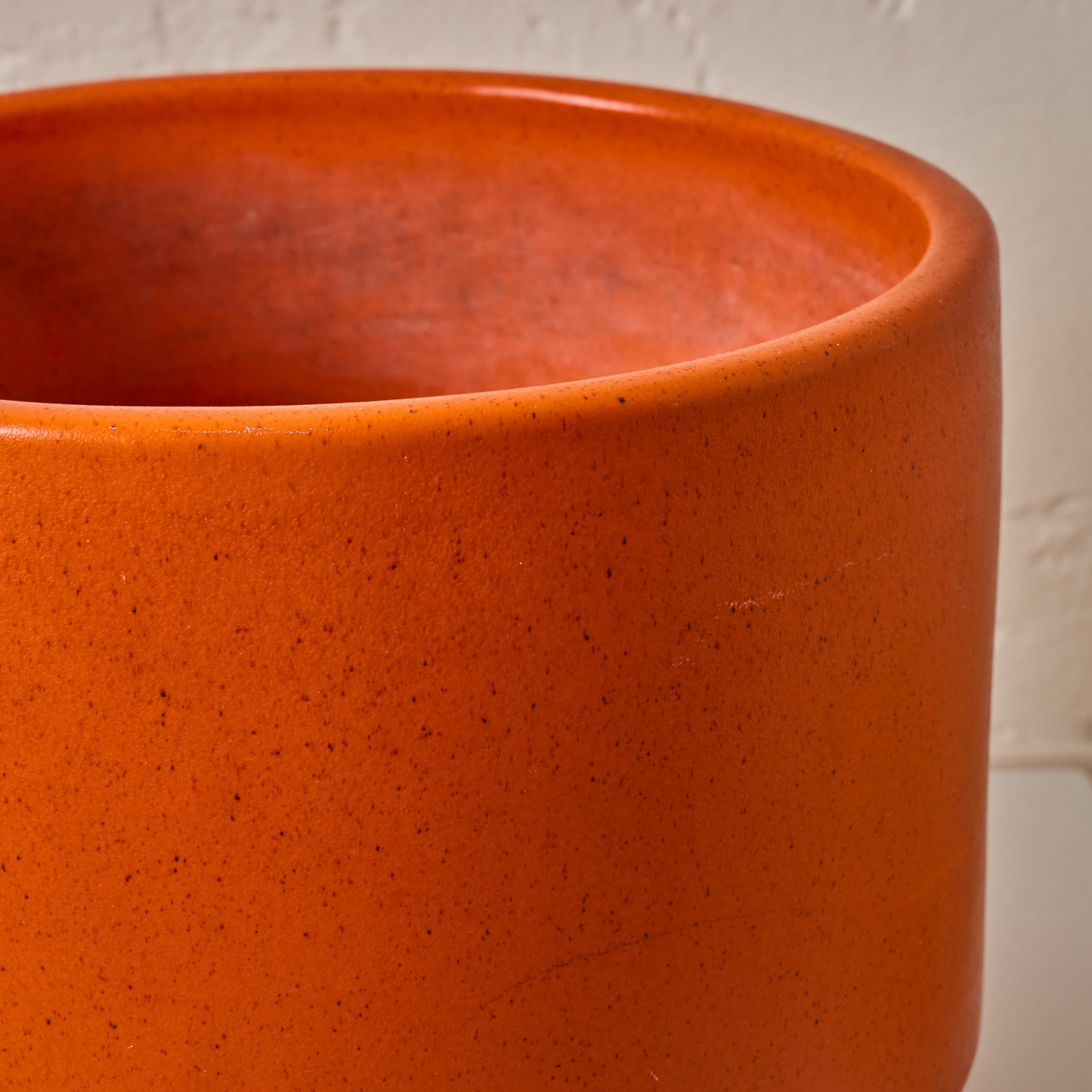 Satz von drei 1960er Gainey Orange glasierten Pflanzgefäßen im Angebot 1