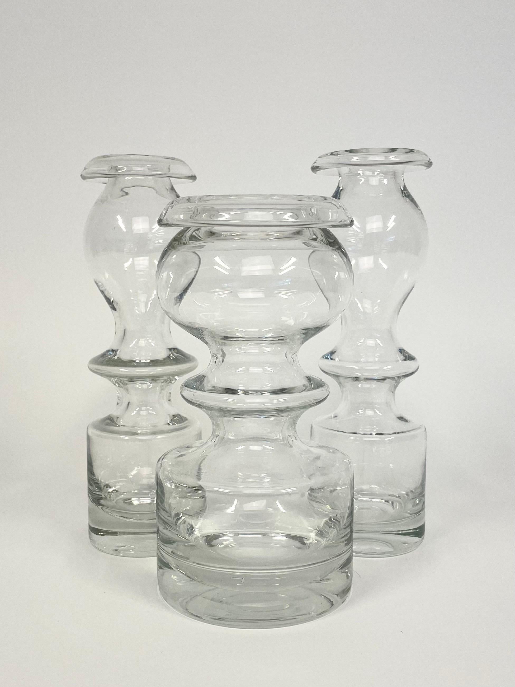 Dies ist das finnische Set aus drei transparenten Stücken von Nanny Still namens Pompadour.
Sie besteht aus zwei Modellen, 1945 und 1405, die in einer eleganten Form gestaltet sind. Dieses besondere Modell 1405 hat einen gefalteten, glatten,