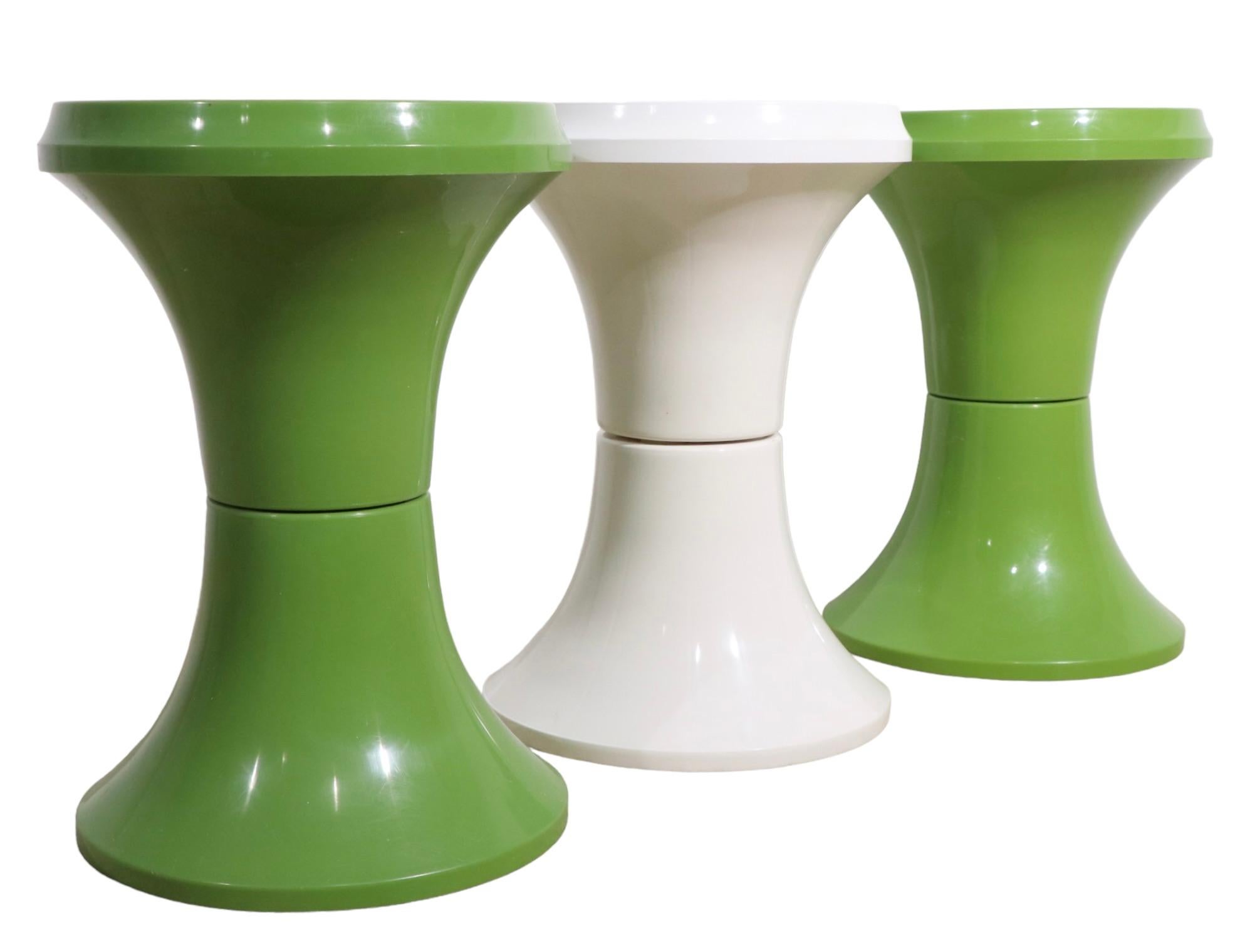 Ensemble de trois tabourets, piédestaux et tables en plastique des années 1970 en vente 5