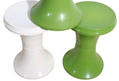 Ensemble de trois tabourets, piédestaux et tables en plastique des années 1970