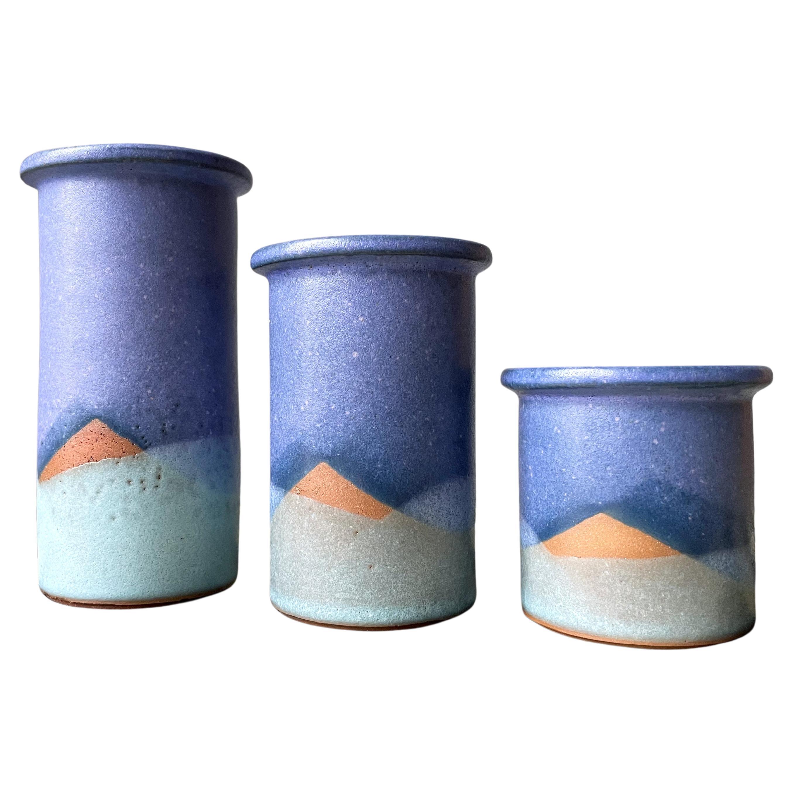 Ensemble de trois vases / bougeoirs en céramique bleu et vert des années 1980