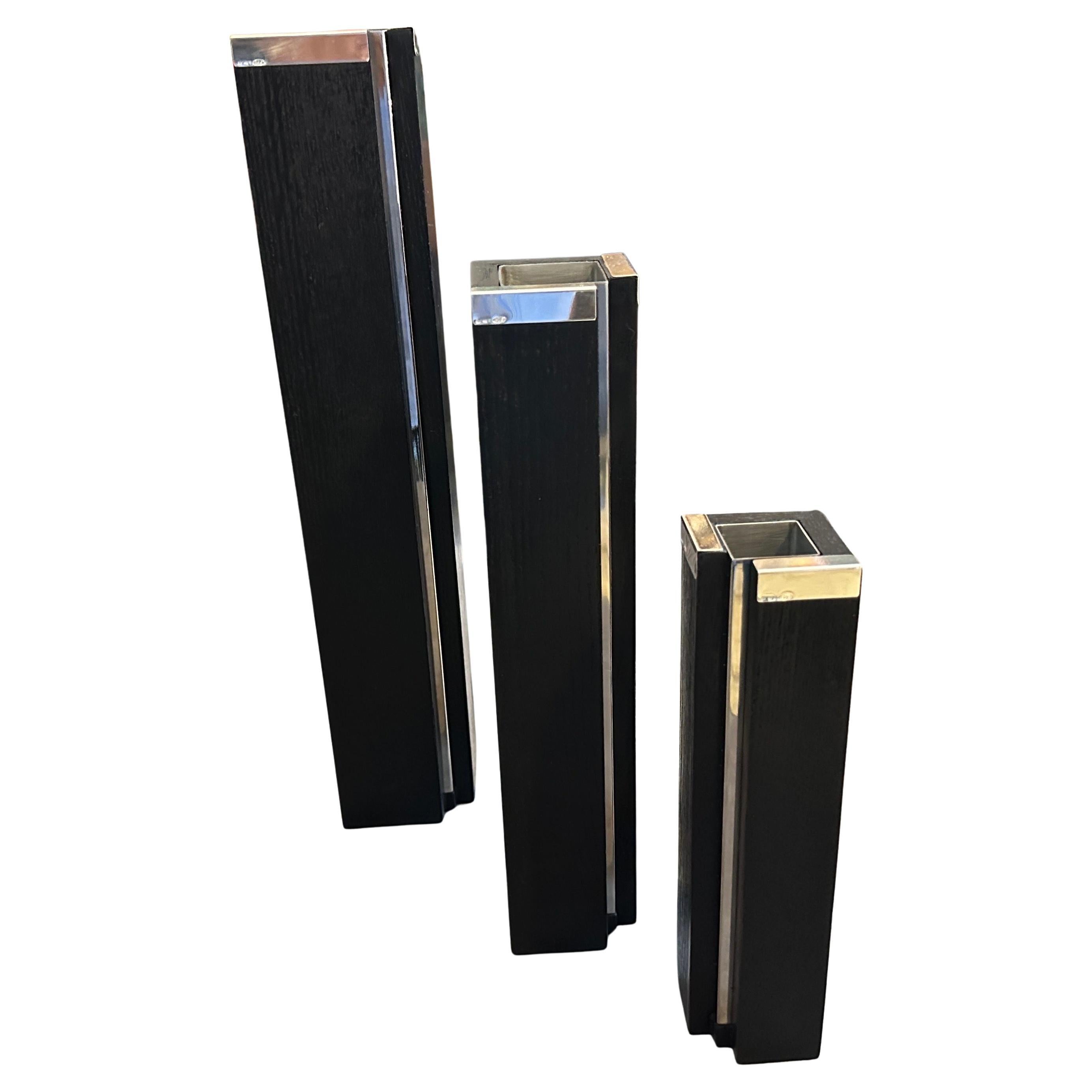 Set di tre vasi minimalisti anni '80 in legno ebanizzato e argento sterling di Silvan
Eleva il tuo arredamento contemporaneo con questo squisito set di tre vasi minimalisti degli anni '80, disegnati dal famoso Silvan Argenti. Questi pezzi incarnano